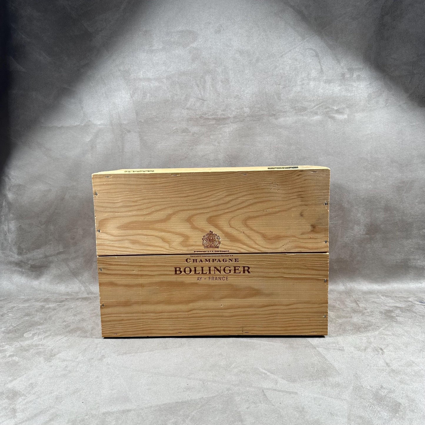 Caisse en bois pour bouteilles de champagne Bollinger Made in France Années 1990