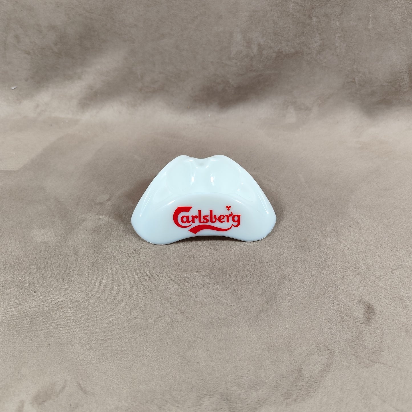 Vintage Carlsberg dreieckiger Werbeaschenbecher aus weißem Glas Made in France