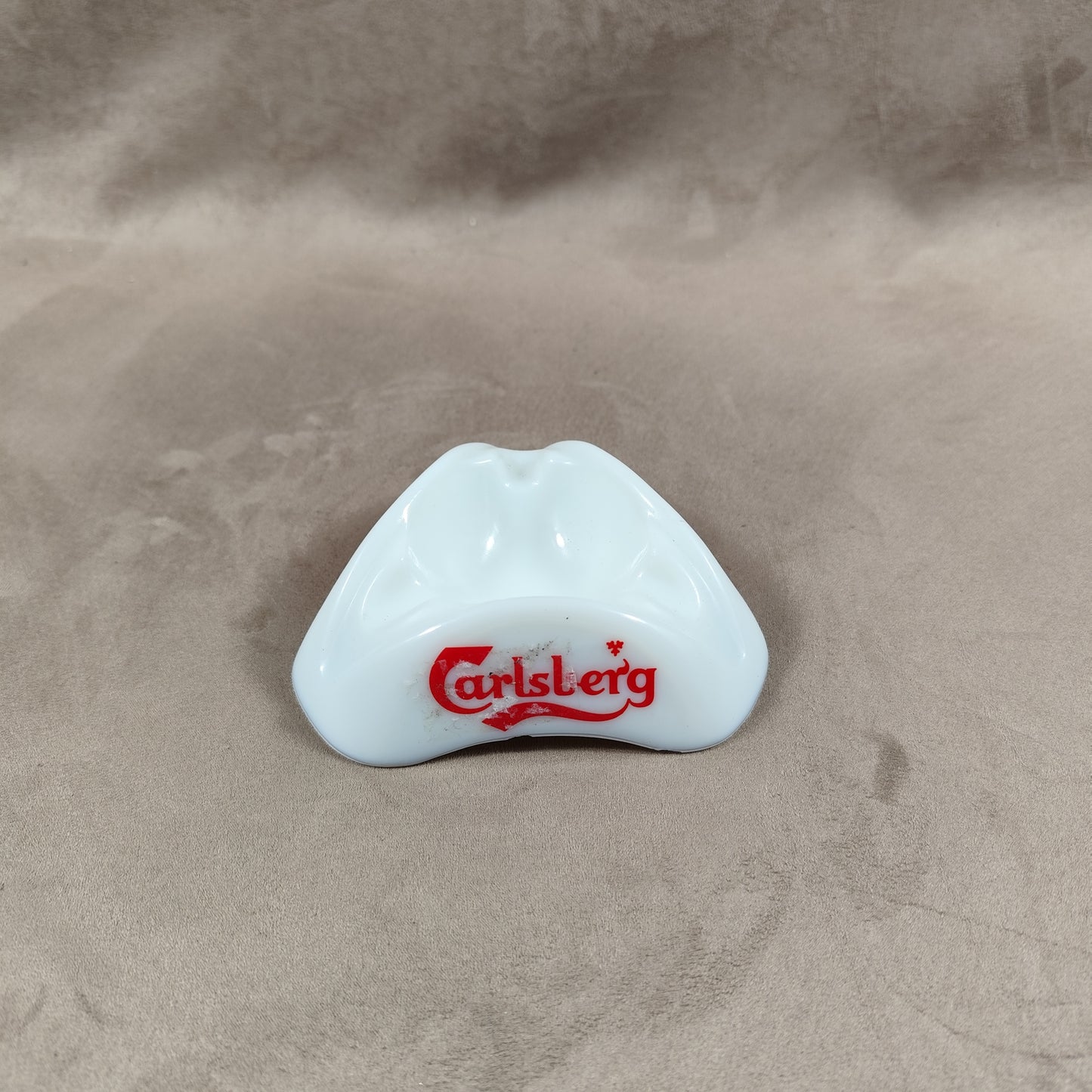 Vintage Carlsberg dreieckiger Werbeaschenbecher aus weißem Glas Made in France