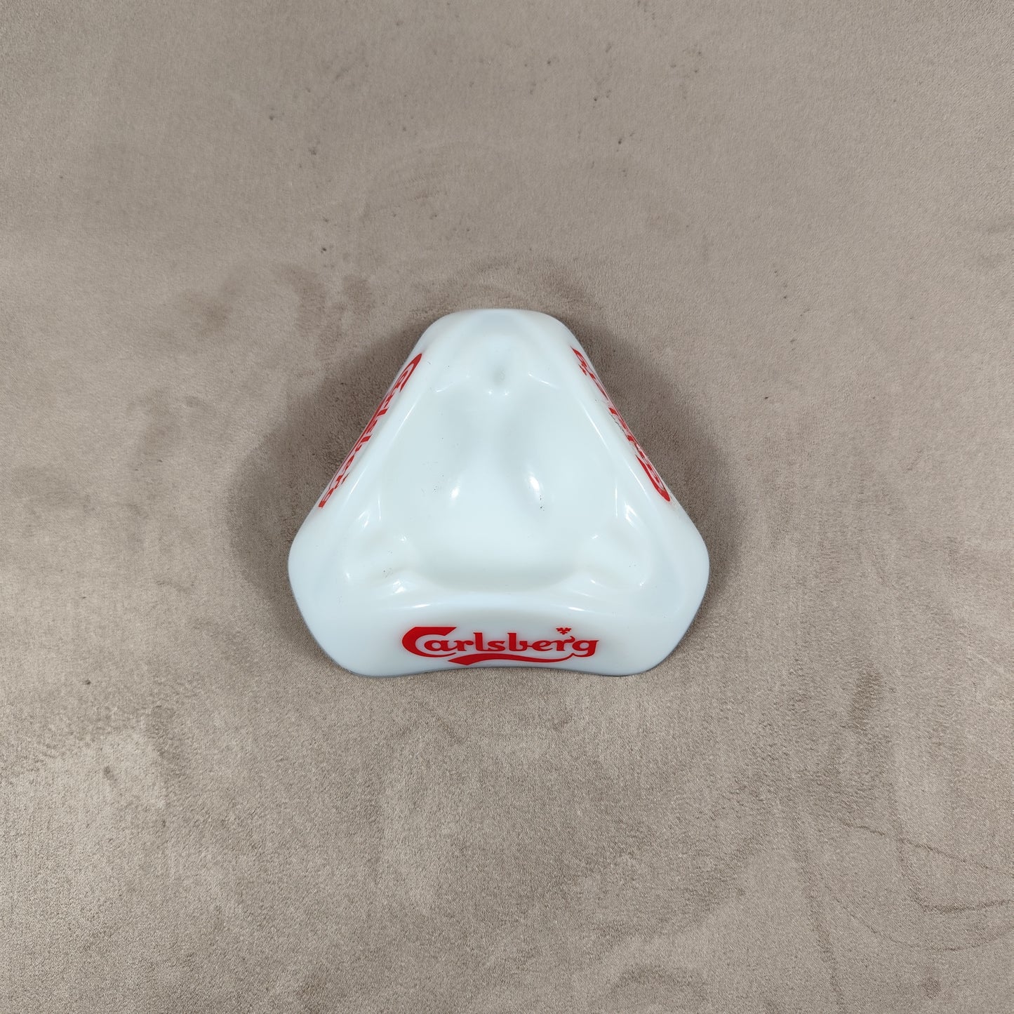 Vintage Carlsberg dreieckiger Werbeaschenbecher aus weißem Glas Made in France