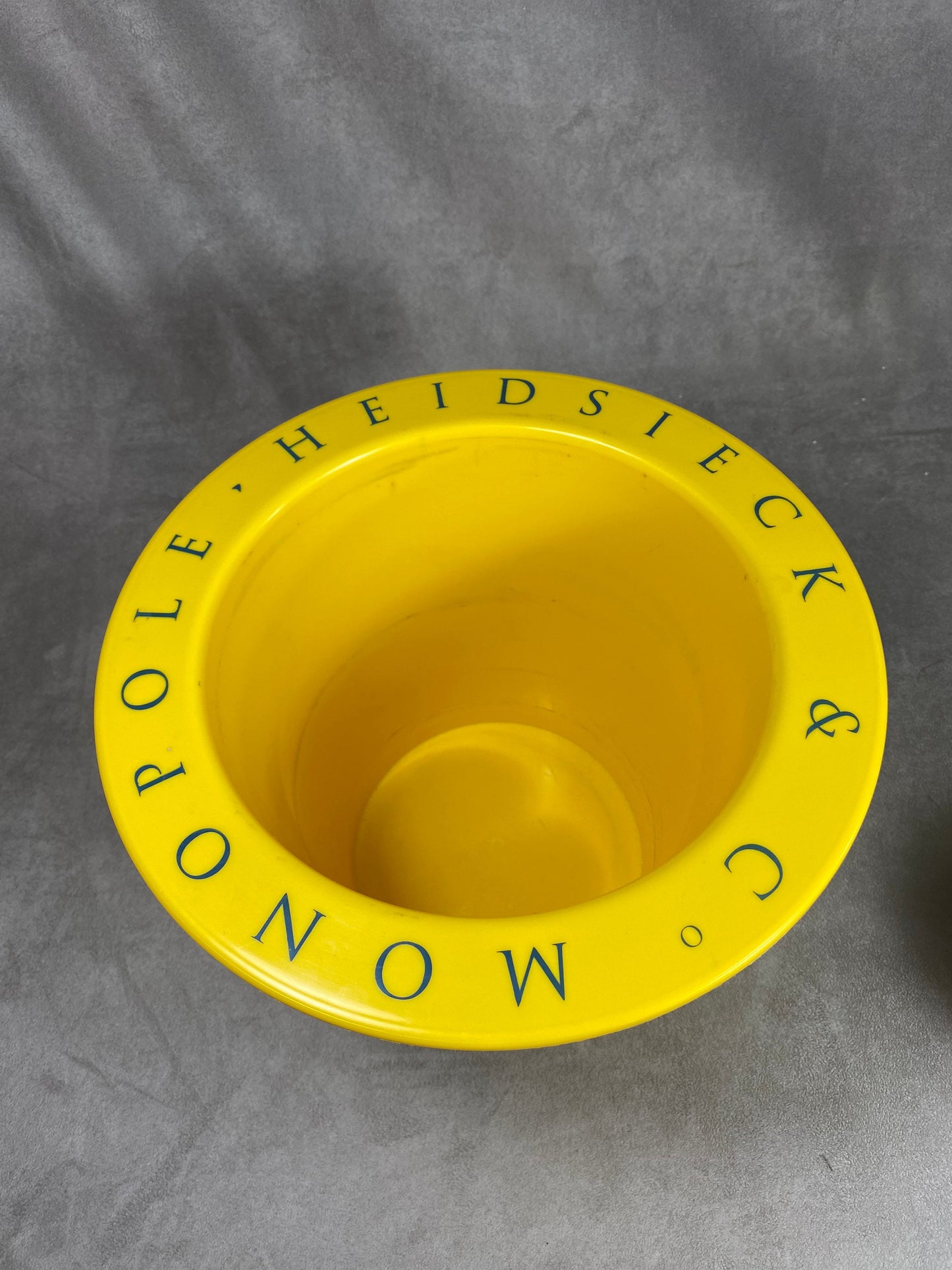 Seau à champagne Heidsieck&Co Monopole en plastique jaune vintage