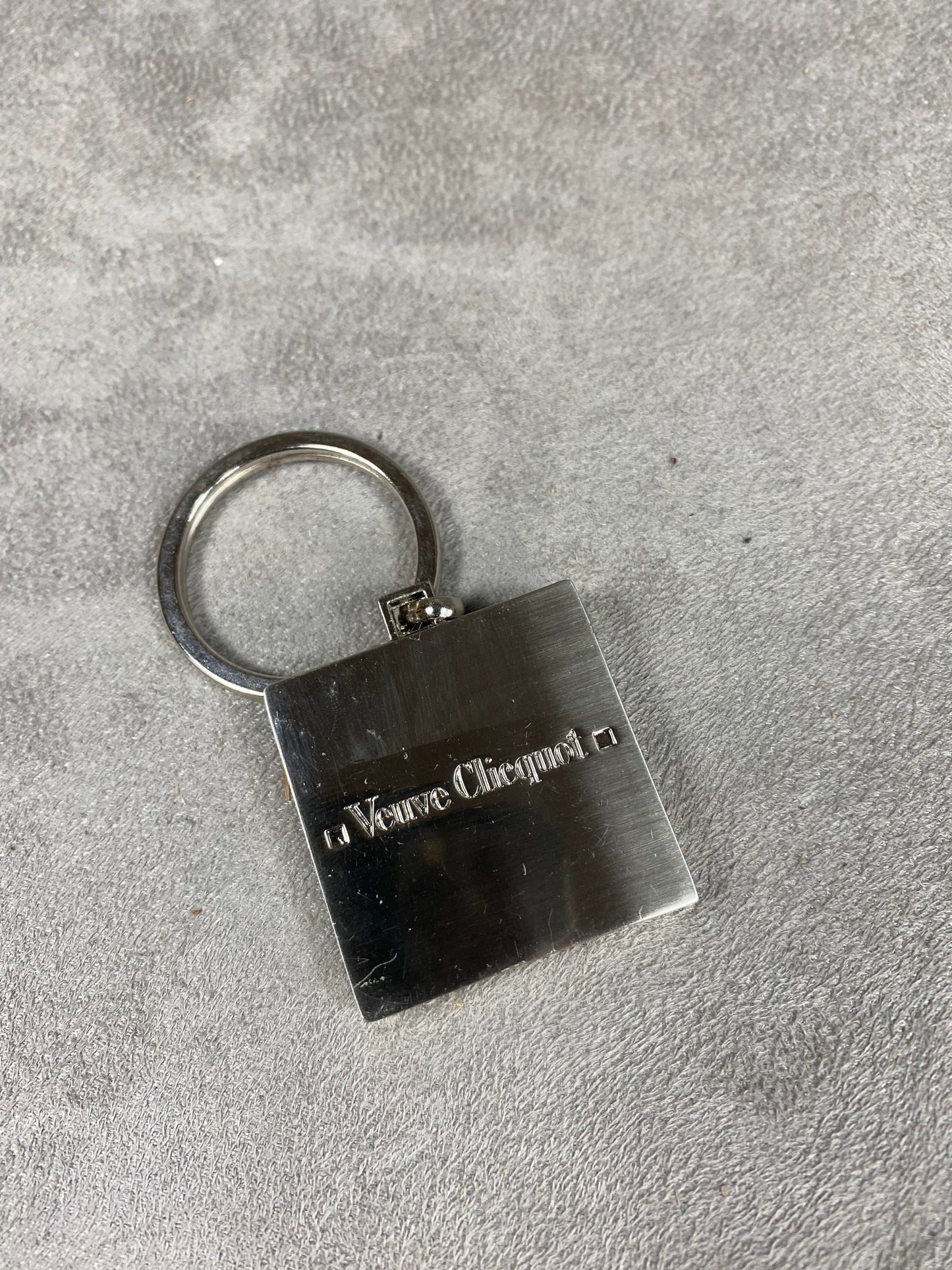 Porte clés Veuve Clicquot ligne prestige en acier et laque Made in France Années 1980