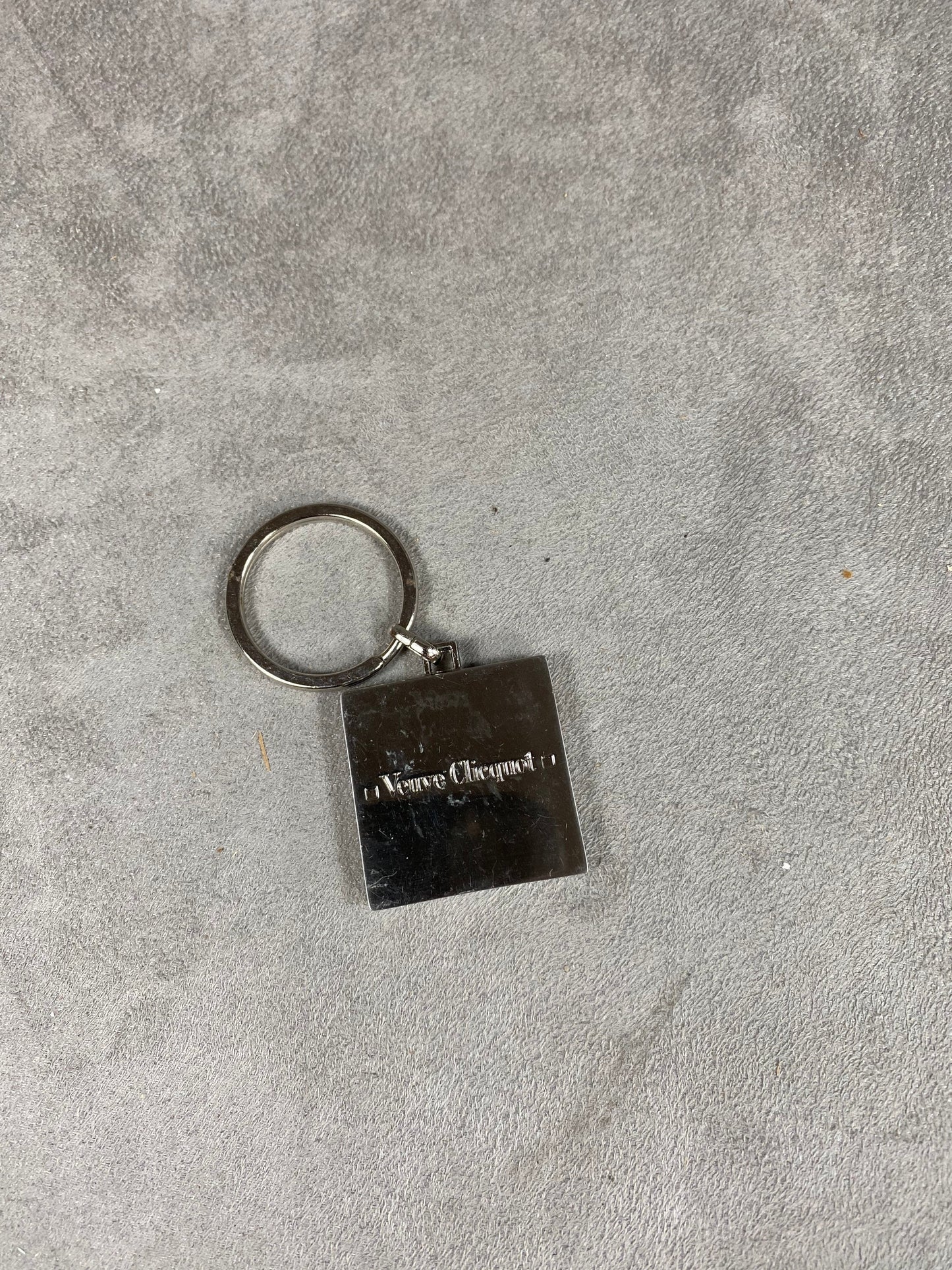 Porte clés Veuve Clicquot ligne prestige en acier et laque Made in France Années 1980