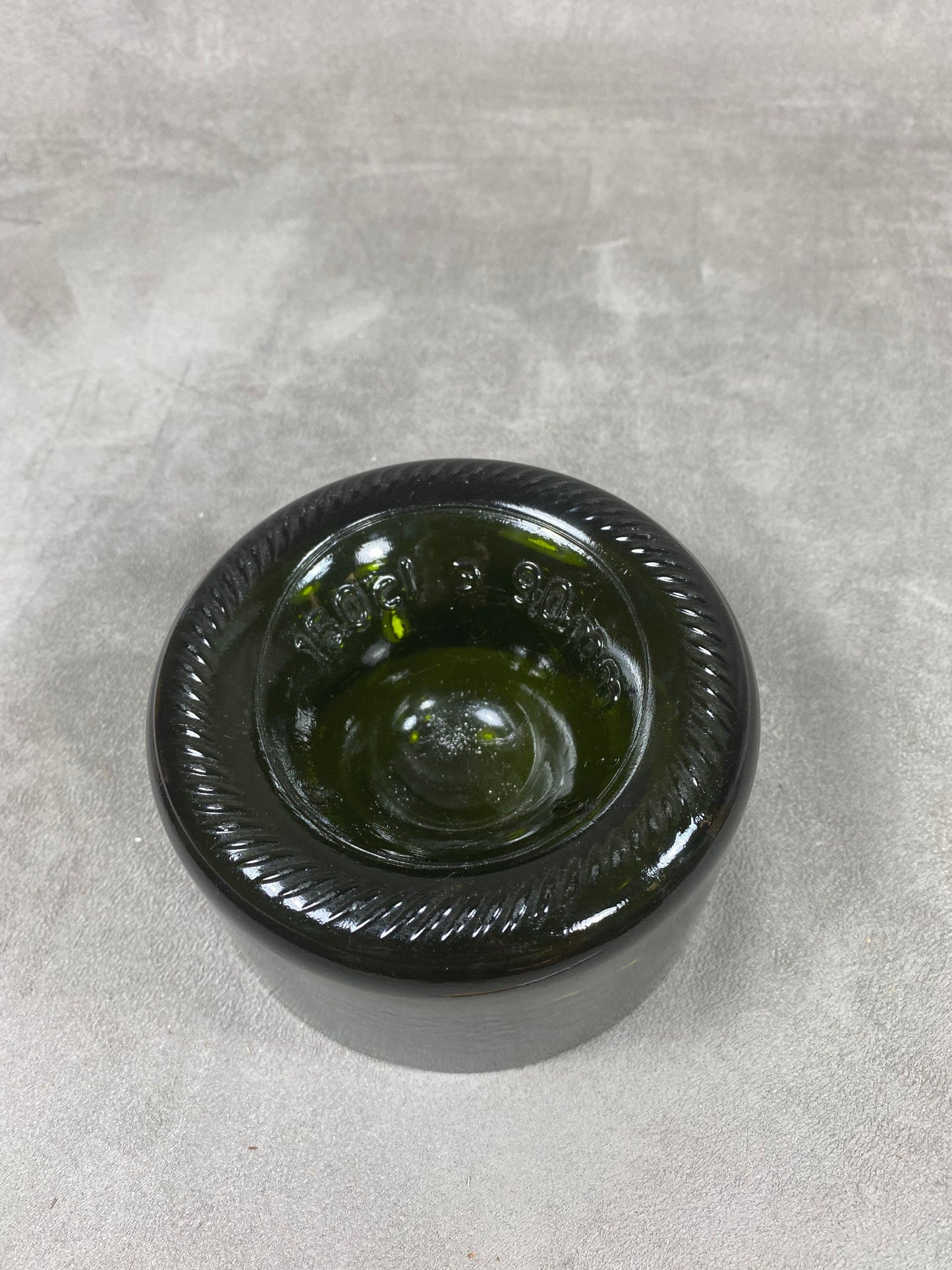 Handgefertigter Aschenbecher aus Glas im Boden einer Magnum-Champagnerflasche. Hergestellt in Frankreich.