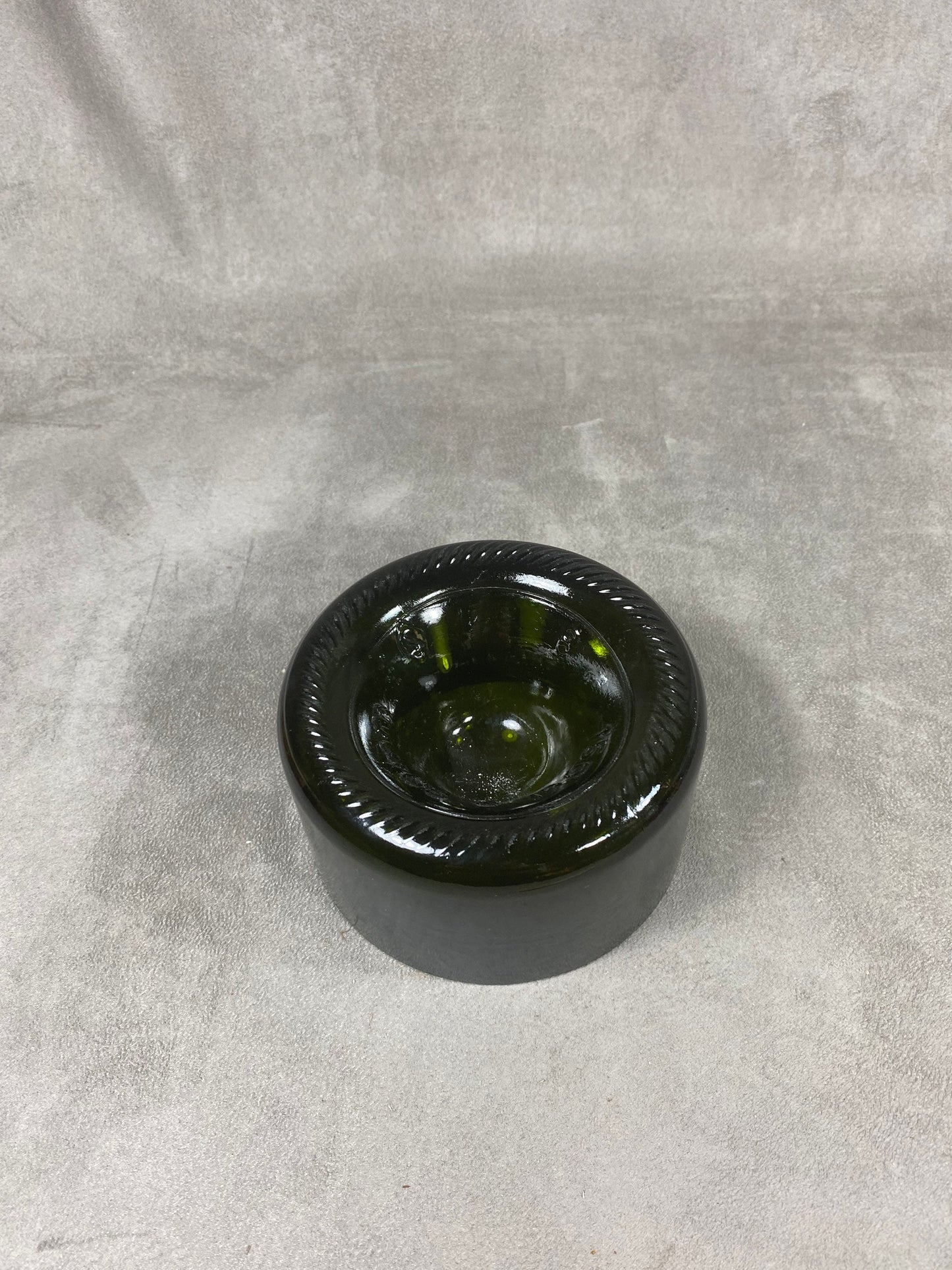 Handgefertigter Aschenbecher aus Glas im Boden einer Magnum-Champagnerflasche. Hergestellt in Frankreich.