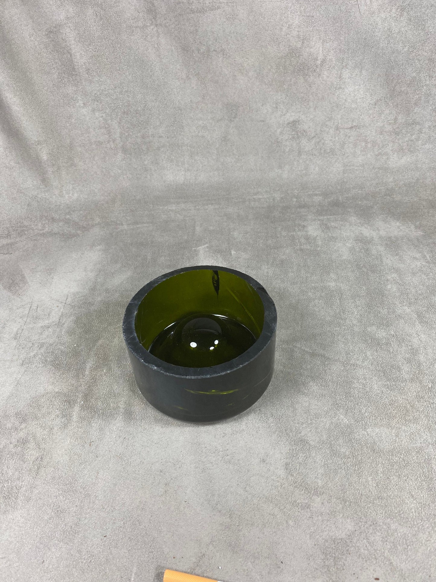 Handgefertigter Aschenbecher aus Glas im Boden einer Magnum-Champagnerflasche. Hergestellt in Frankreich.