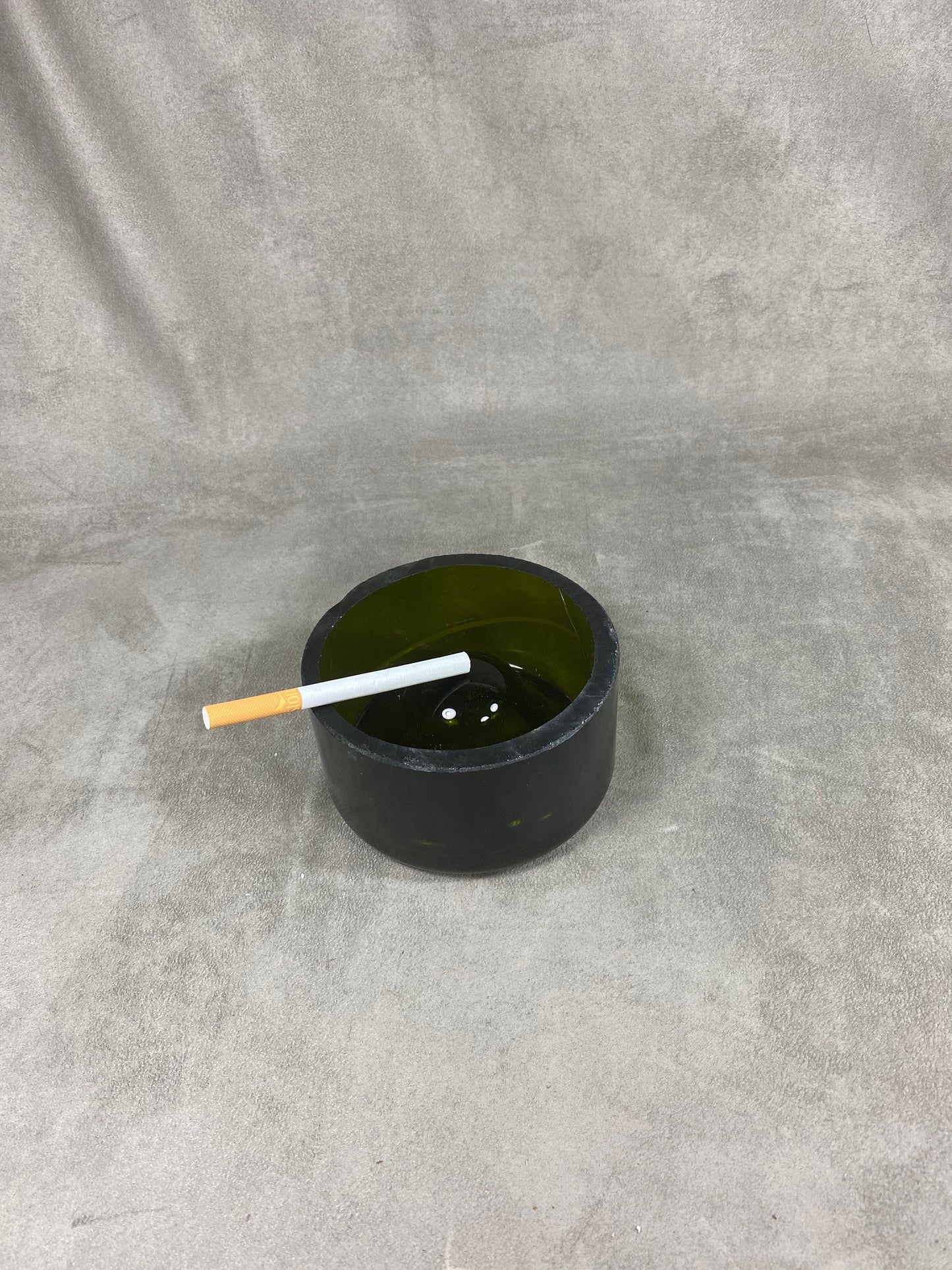 Handgefertigter Aschenbecher aus Glas im Boden einer Magnum-Champagnerflasche. Hergestellt in Frankreich.