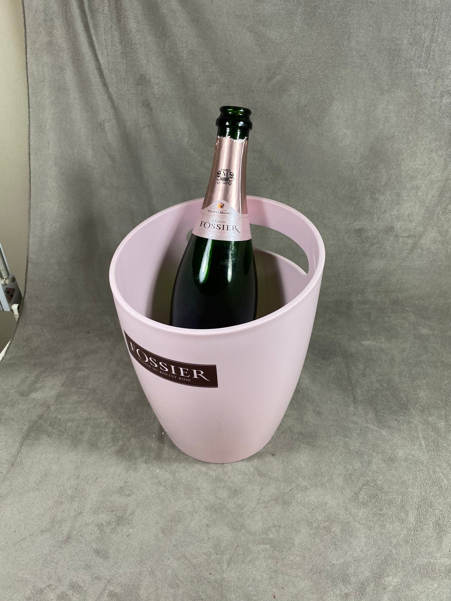 Seau à champagne en plastique rose Fossier Biscuit Rose de Reims Made in France