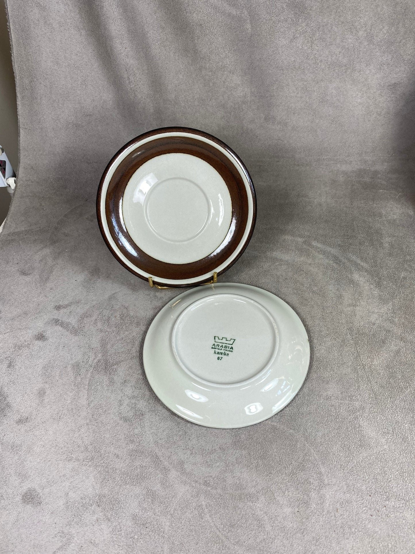 2 Untertassen Arabia Finland Karelia Keramik weiß und braun Vintage