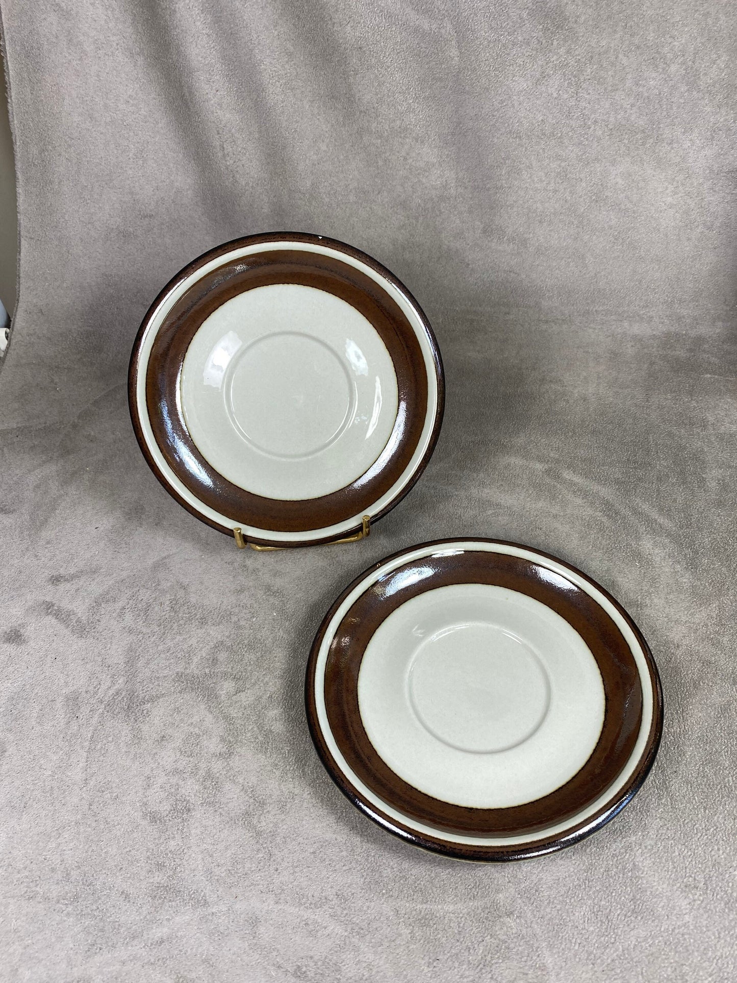 2 Untertassen Arabia Finland Karelia Keramik weiß und braun Vintage