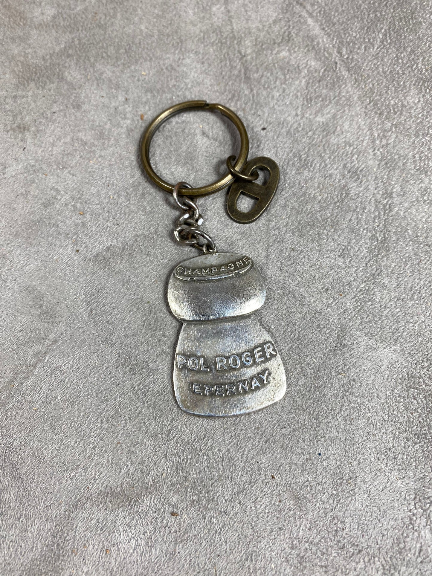 Porte clés Pol Roger en métal argenté en forme de bouchon de champagne Made in France Années 1980