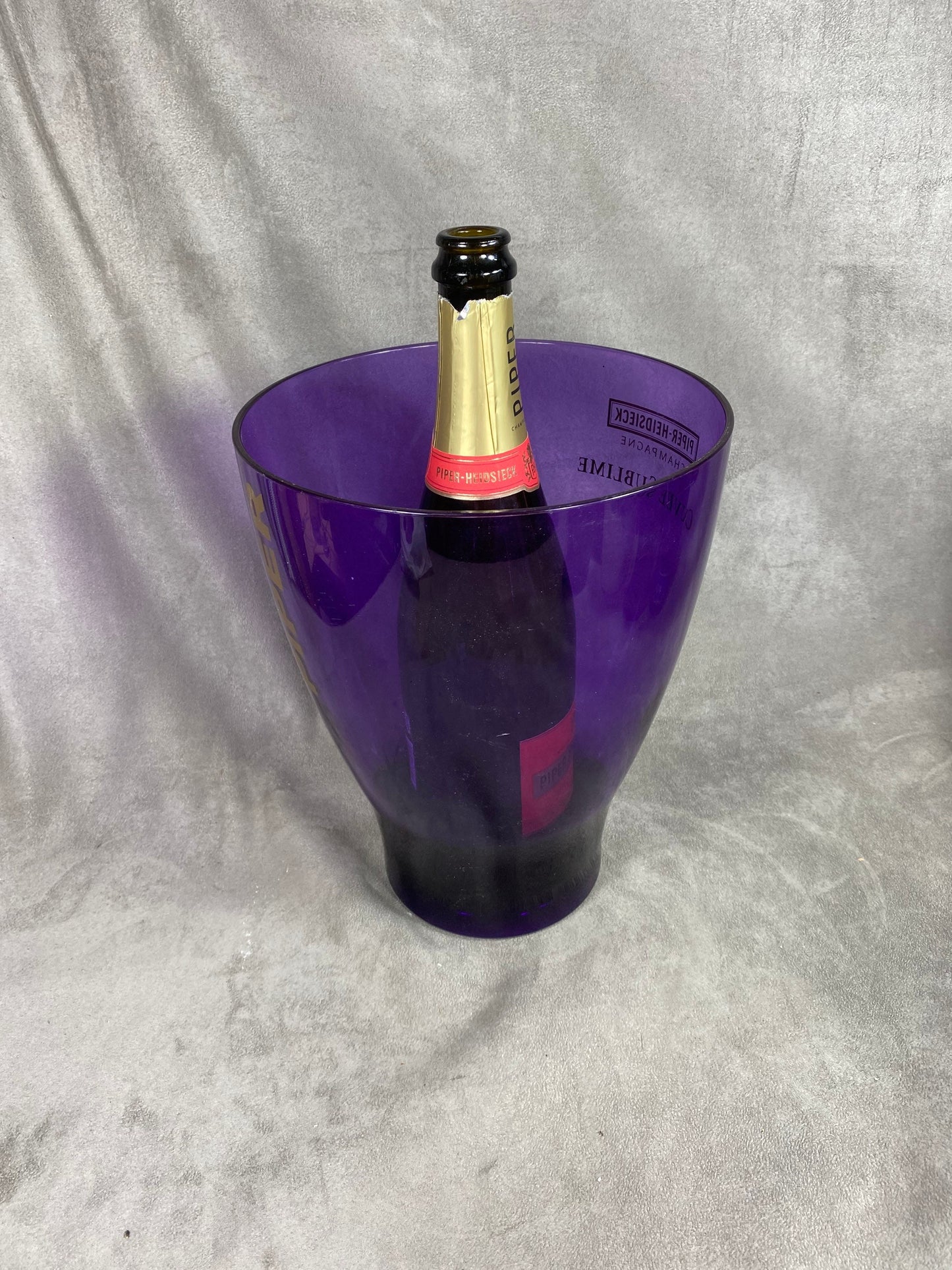 Seau à champagne en en plastique violet transparent vintage Piper-Heidsieck Années 1980