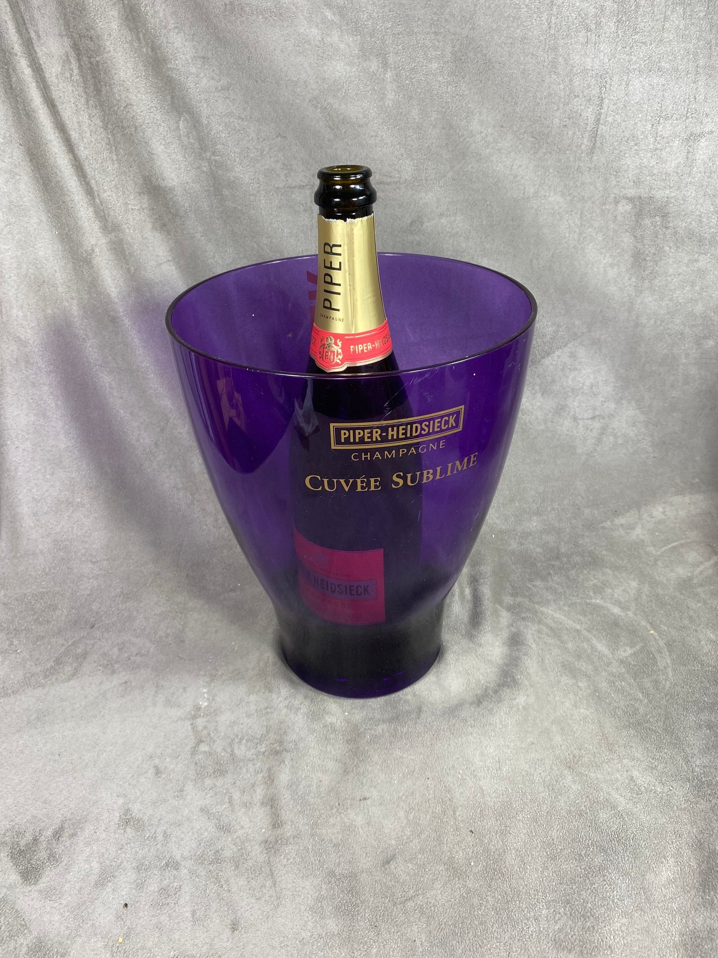 Seau à champagne en en plastique violet transparent vintage Piper-Heidsieck Années 1980