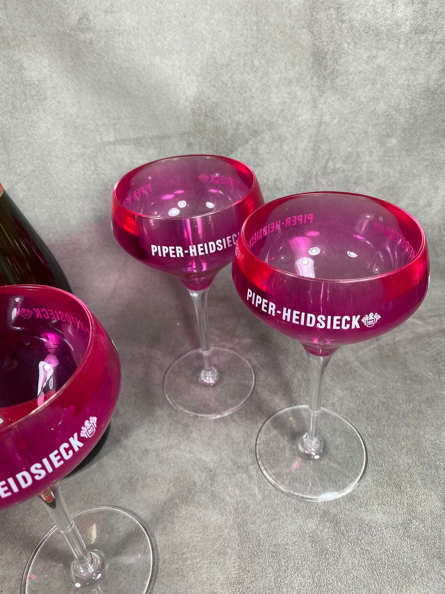 Set mit 6 rosa Plexiglas-Champagnerflöten Piper-Heidsieck Reims 1980er Jahre