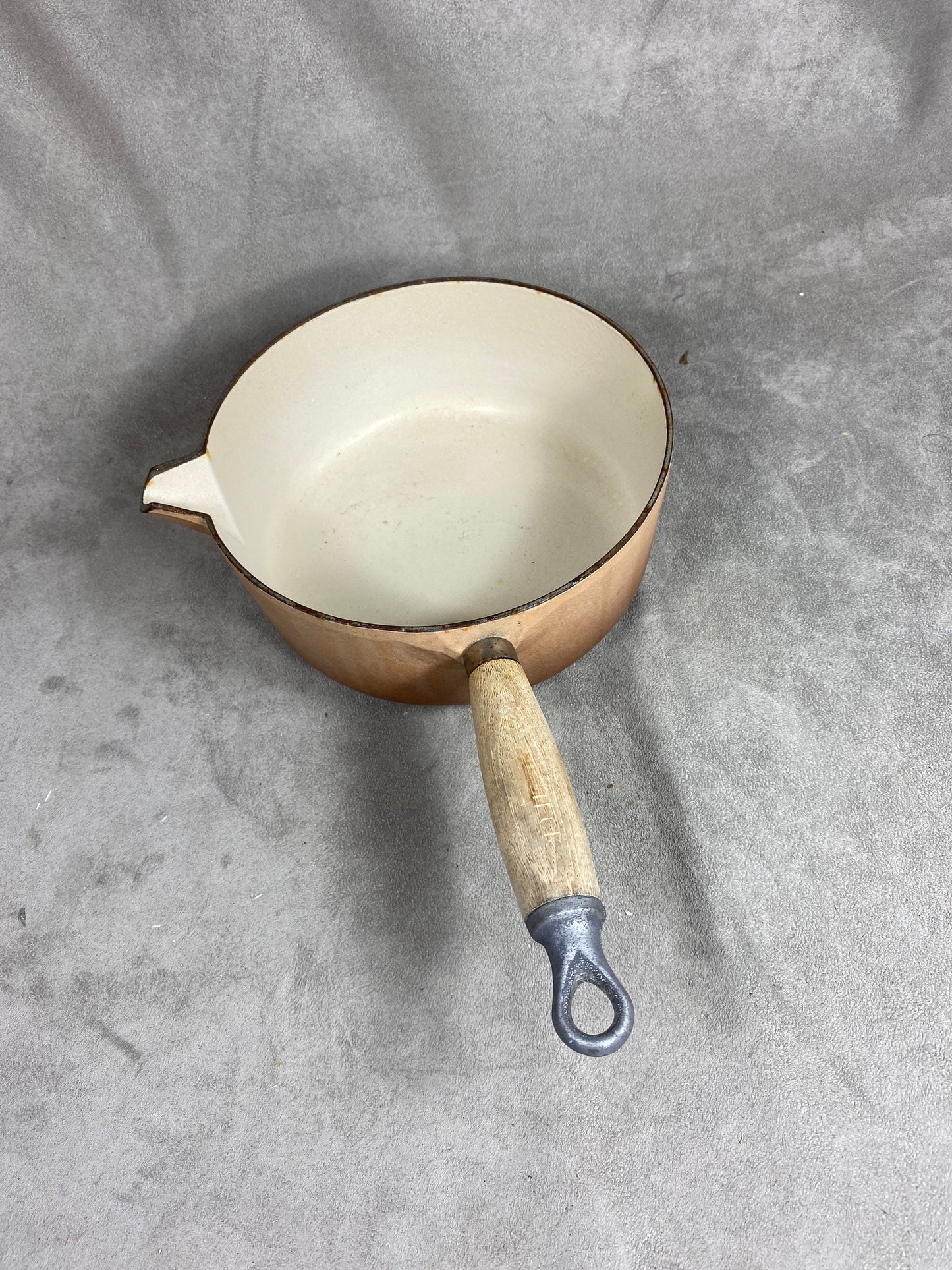 Casserole avec bec verseur vintage Le Creuset marron en fonte émaillée et manche en bois Vintage made in France 1970