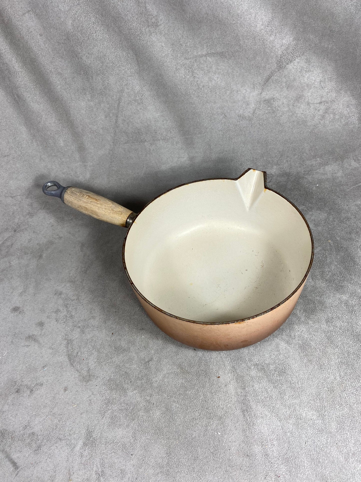 Casserole avec bec verseur vintage Le Creuset marron en fonte émaillée et manche en bois Vintage made in France 1970