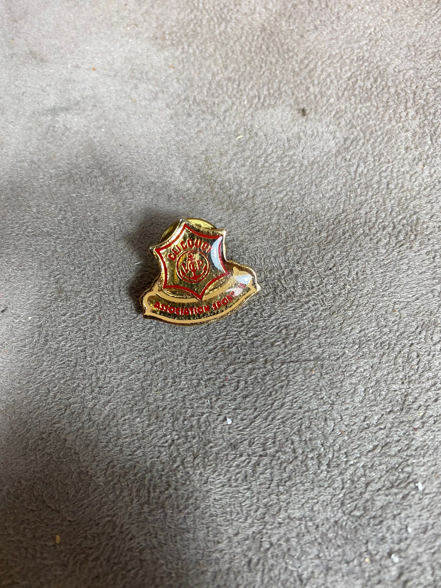 Pin's en laiton Veuve clicquot vintage Années 1950 Veuve Clicquot Ponsardin