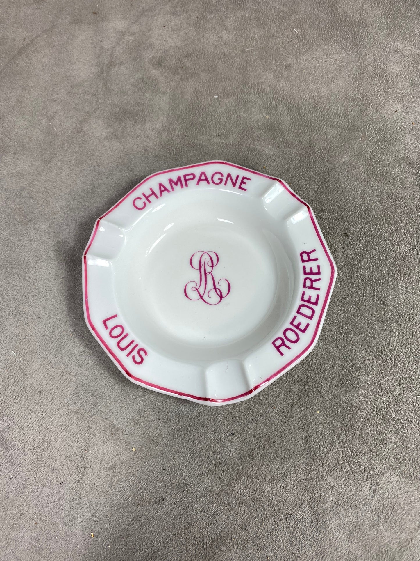Cendrier Louis Roederer vide-poche article publicitaire vintage en céramique blanche a liseré rouge Champagne Reims France vintage