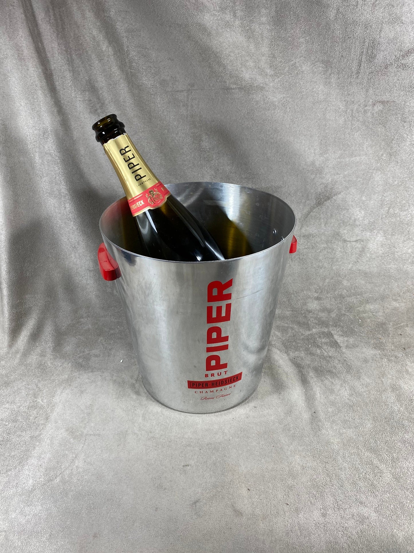 Seau à champagne métal et rouge vintage Piper-Heidsieck Années 1990