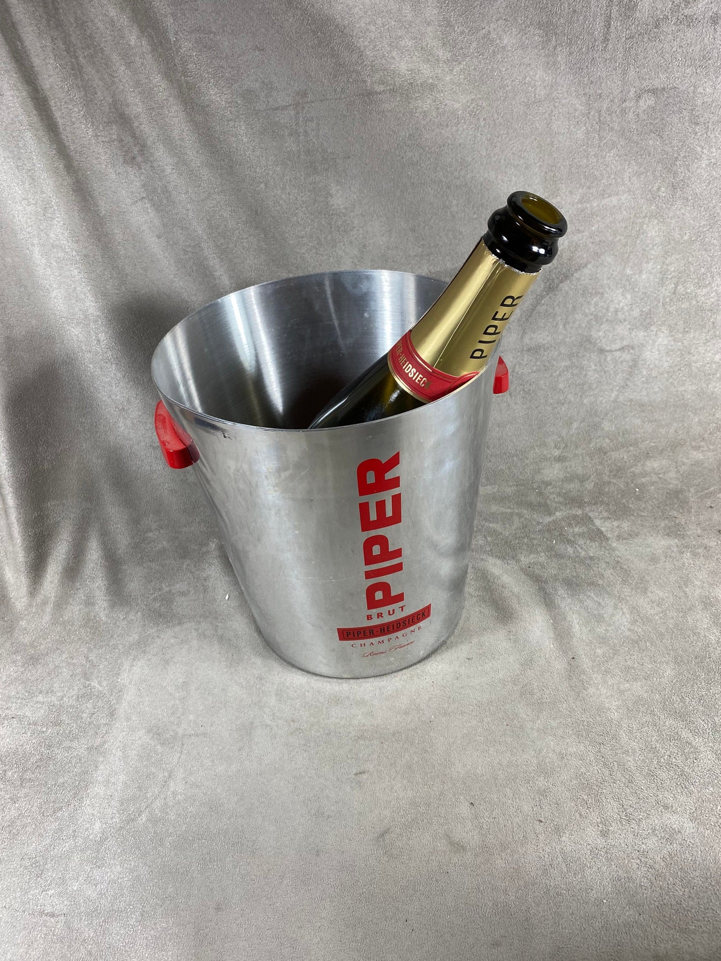 Seau à champagne métal et rouge vintage Piper-Heidsieck Années 1990