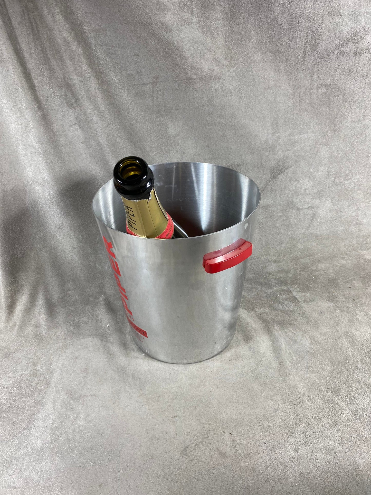 Seau à champagne métal et rouge vintage Piper-Heidsieck Années 1990