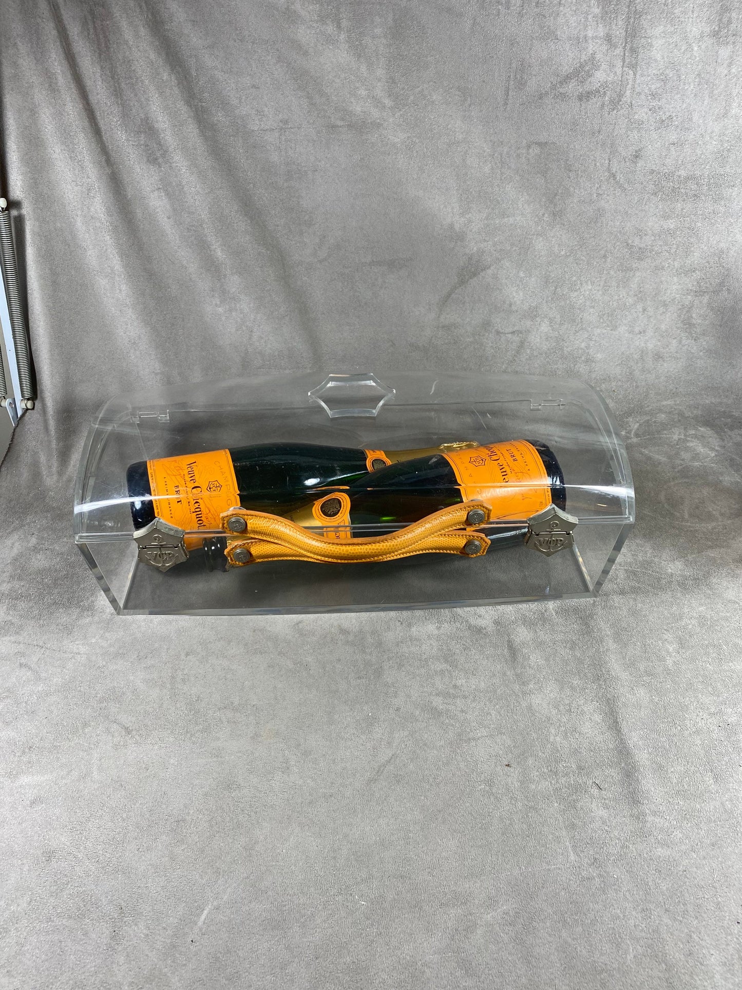 VERY RARE Veuve Clicquot La Grande Dame grande boite étui à bouteilles en plexiglass avec poignées Années 1990