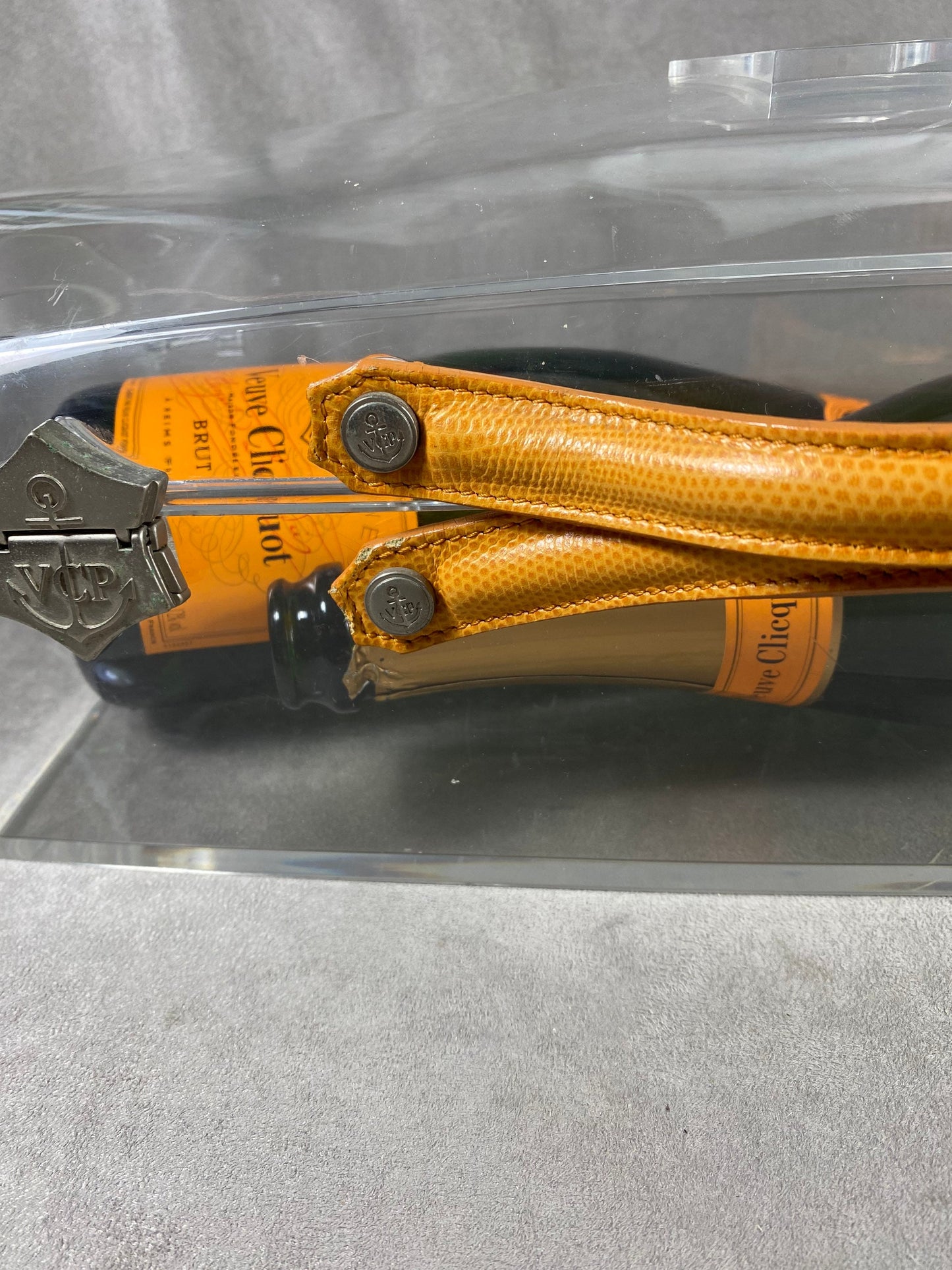 VERY RARE Veuve Clicquot La Grande Dame grande boite étui à bouteilles en plexiglass avec poignées Années 1990