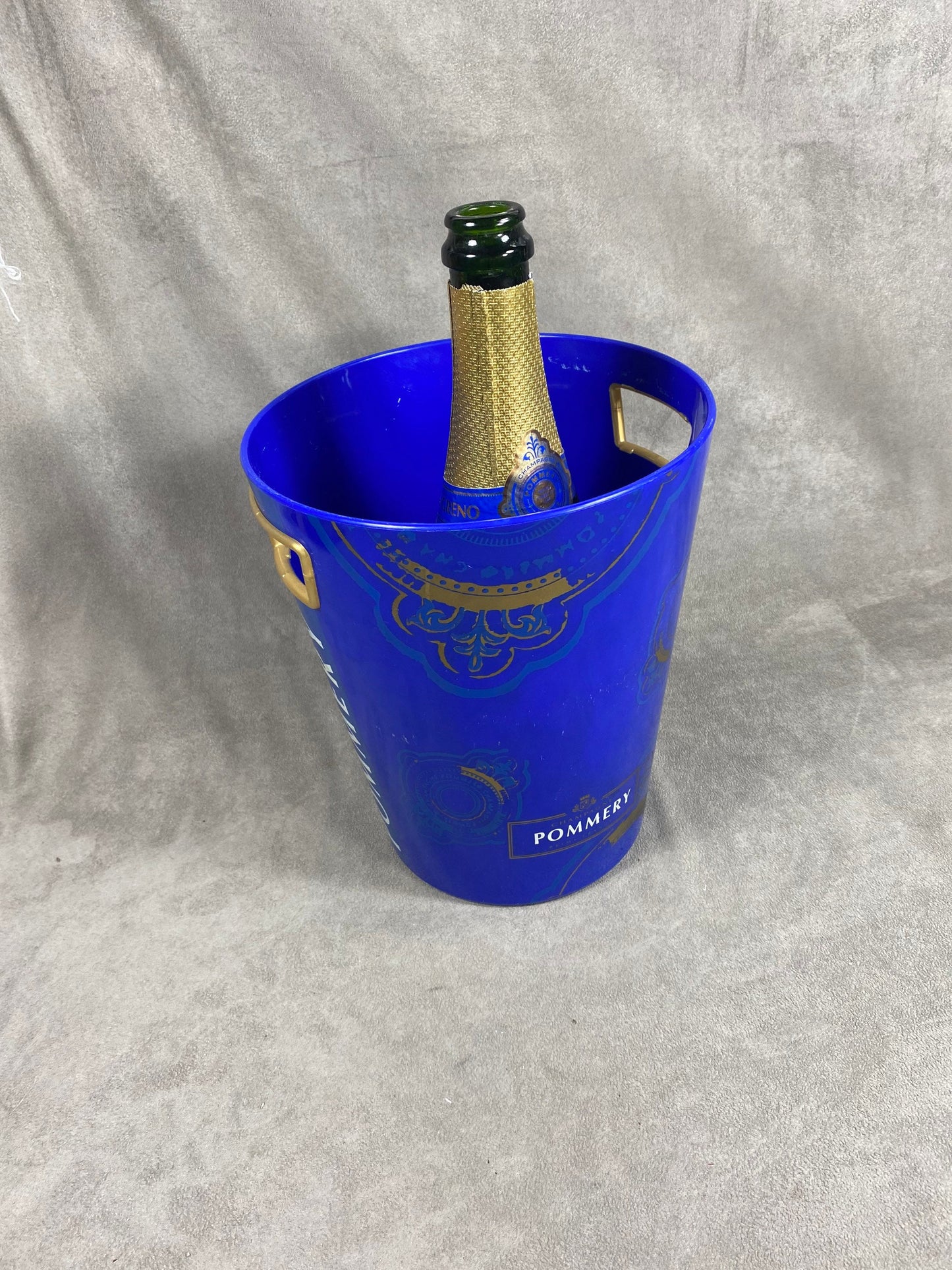 Seau à champagne Pommery bleu en plastique vintage Made in France