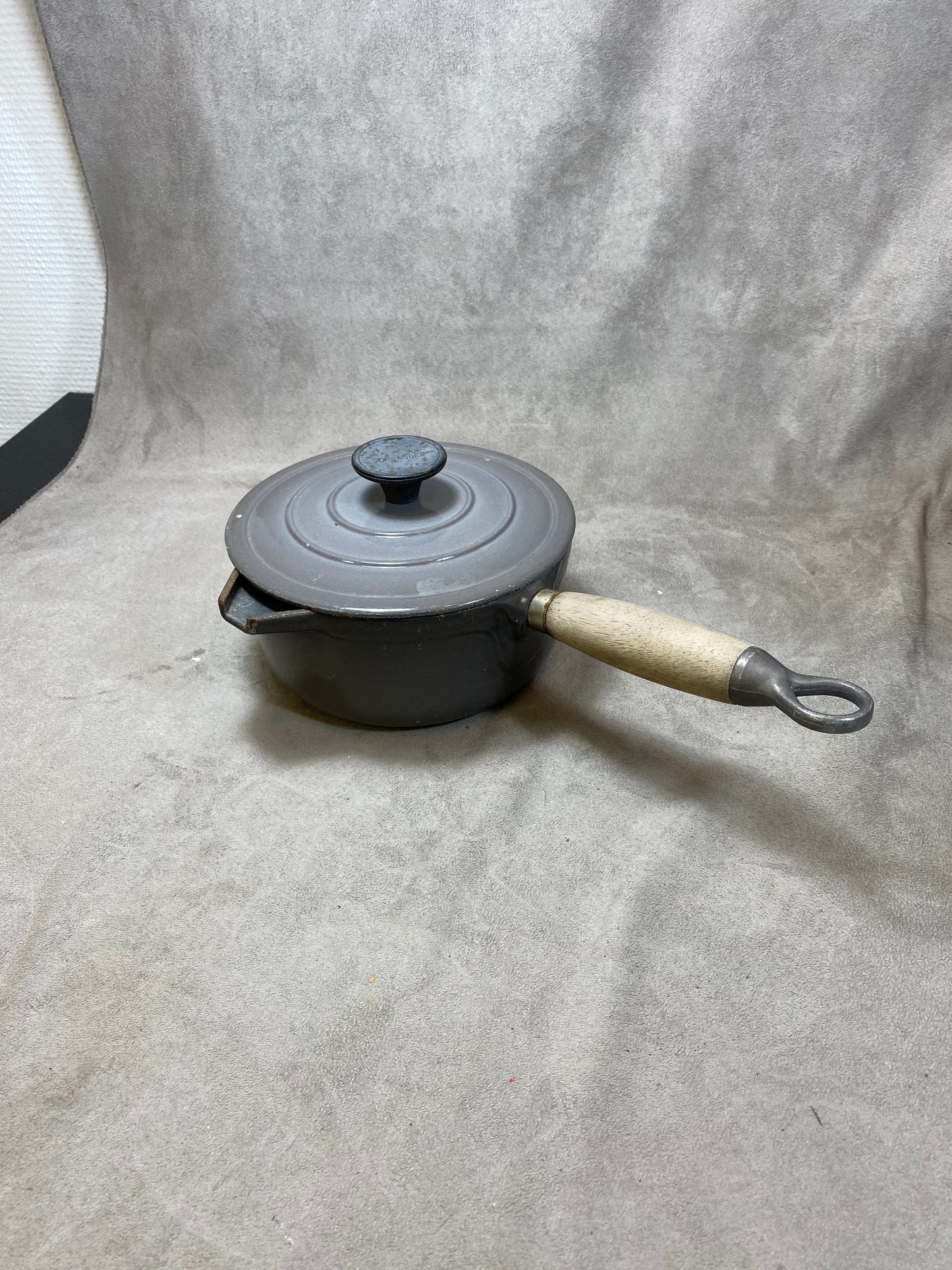 Casserole avec bec verseur vintage Le Creuset Cousances bleu en fonte émaillée et manche en bois Vintage made in France 1970