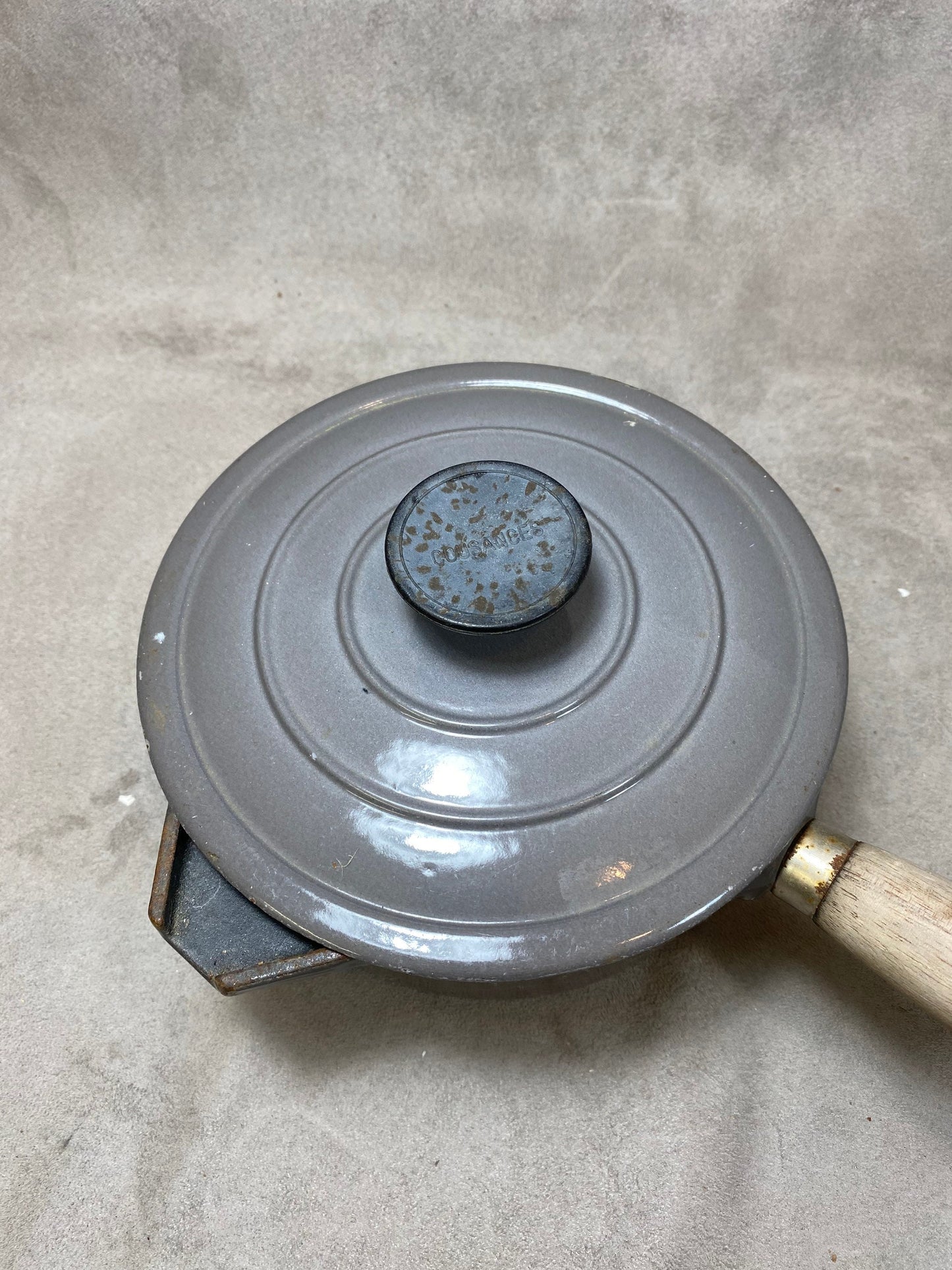 Casserole avec bec verseur vintage Le Creuset Cousances bleu en fonte émaillée et manche en bois Vintage made in France 1970