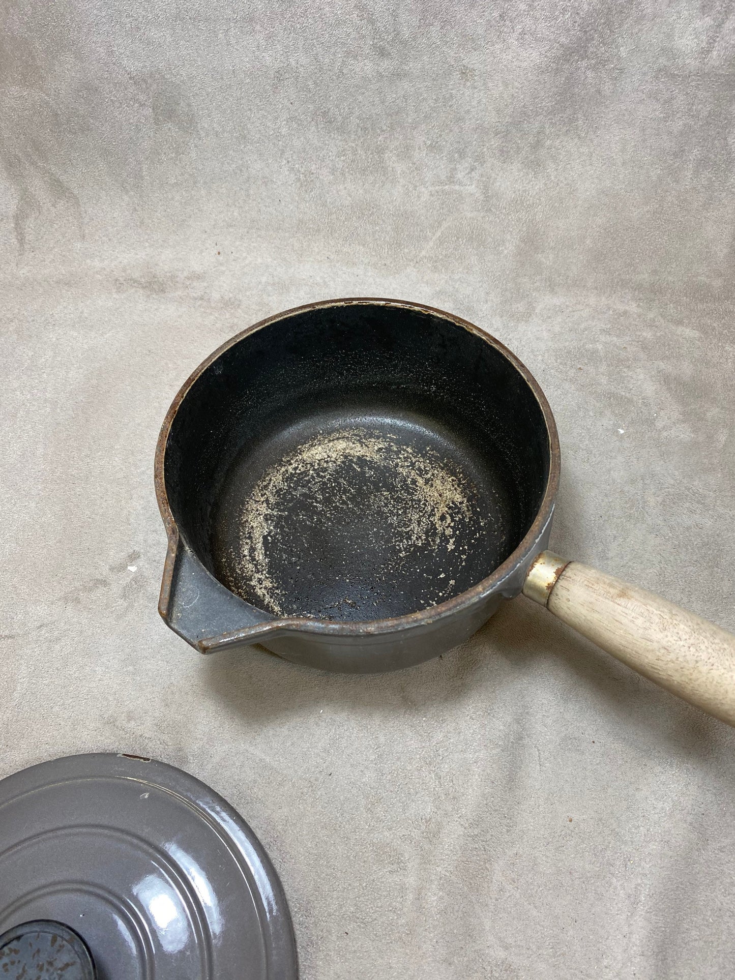 Casserole avec bec verseur vintage Le Creuset Cousances bleu en fonte émaillée et manche en bois Vintage made in France 1970