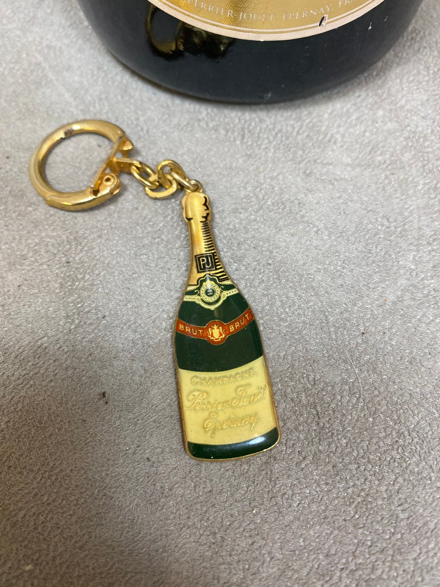 RARE Porte clés Perrier Jouet en métal à décor de bouteille de champagne Made in France Années 1960