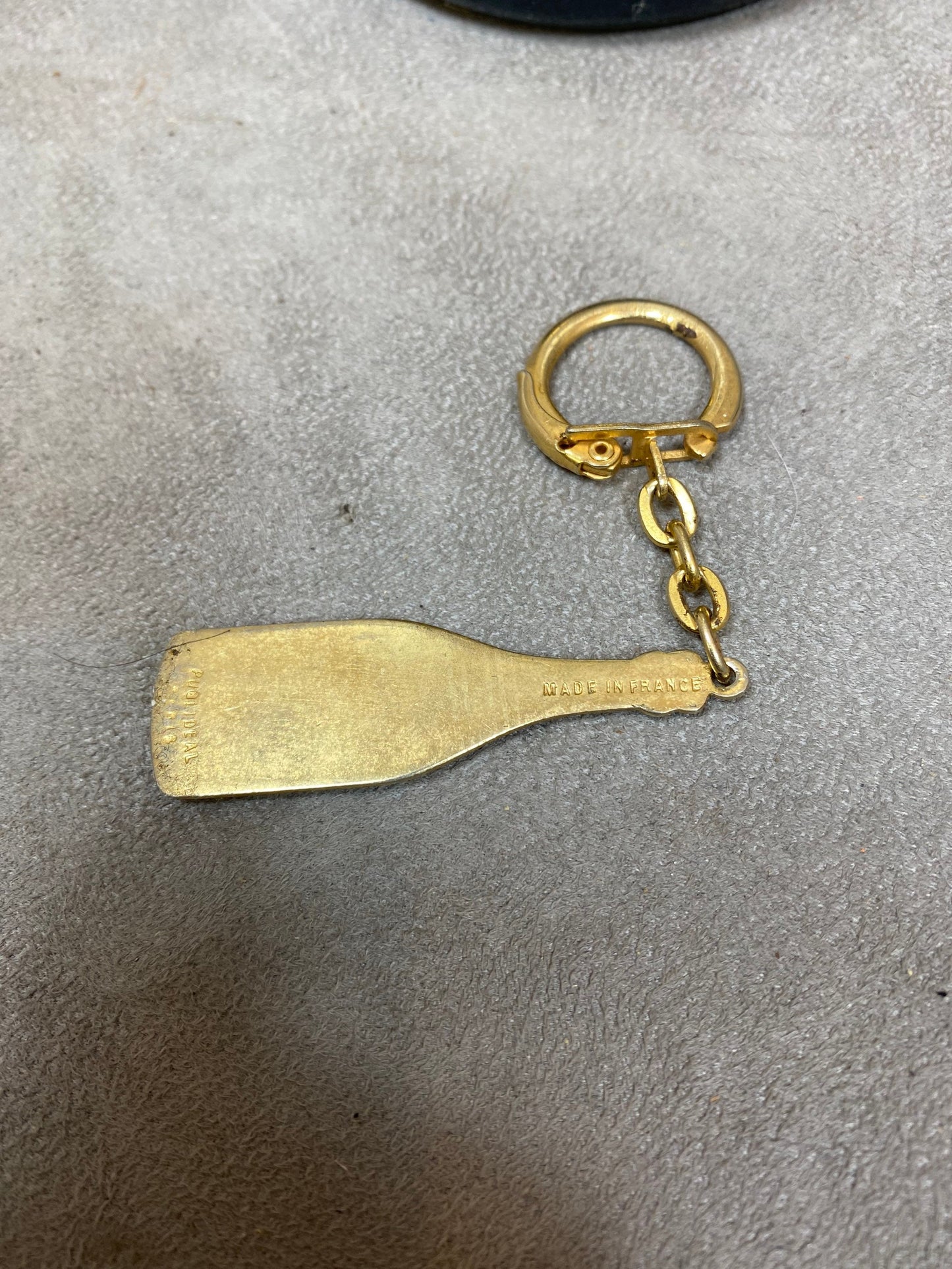 RARE Porte clés Perrier Jouet en métal à décor de bouteille de champagne Made in France Années 1960