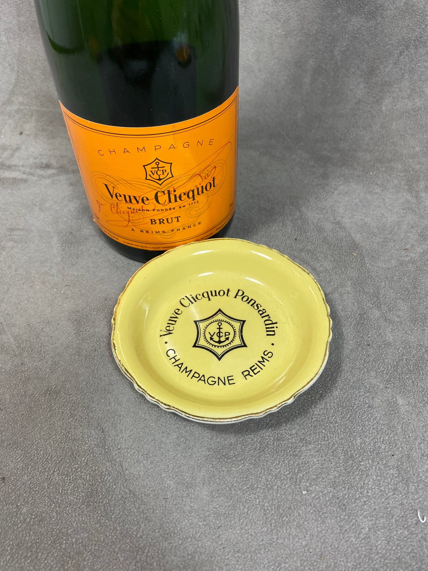 Veuve Cliquot Ponsardin Aschenbecher, orangefarbenes Vintage-Werbeobjekt aus Steingut, Moulin des Loups Champagne Reims Frankreich Vintage