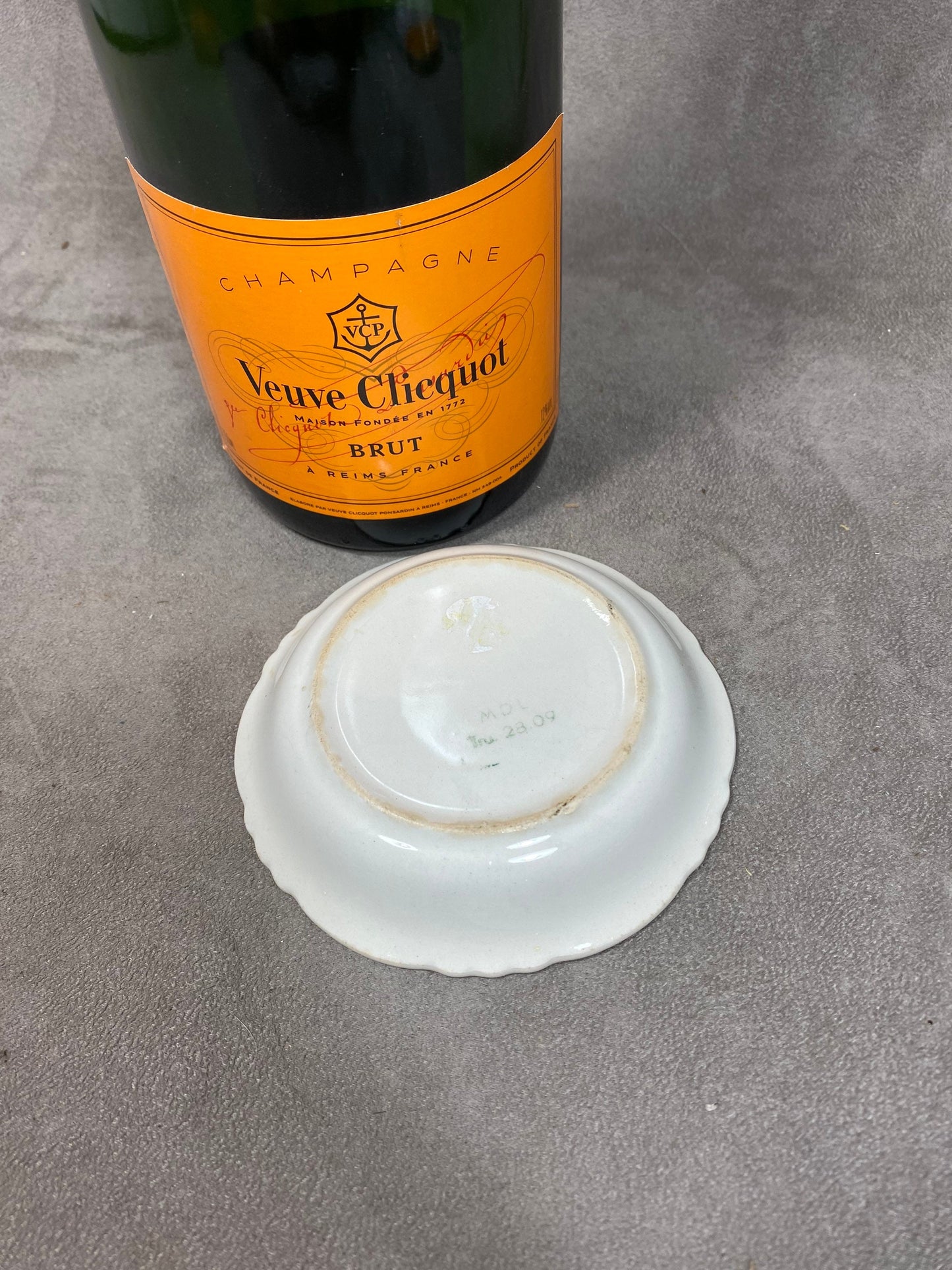Veuve Cliquot Ponsardin Aschenbecher, orangefarbenes Vintage-Werbeobjekt aus Steingut, Moulin des Loups Champagne Reims Frankreich Vintage