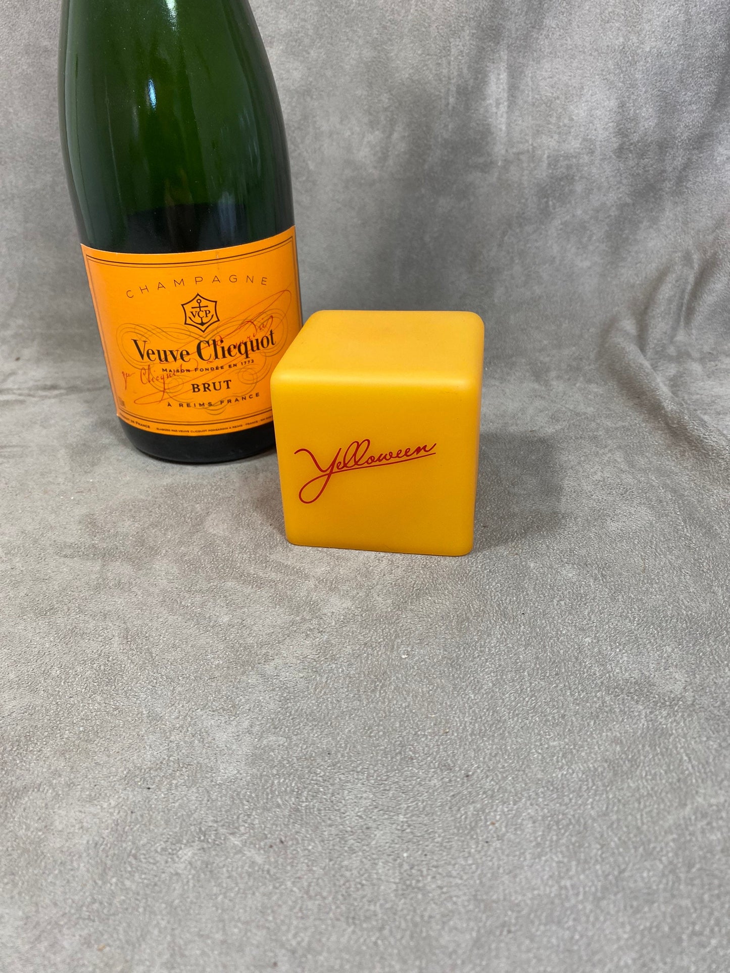 Lampe cube lumineux Veuve Clicquot Ponsardin spécial Halloween "Yelloween" Années 1990