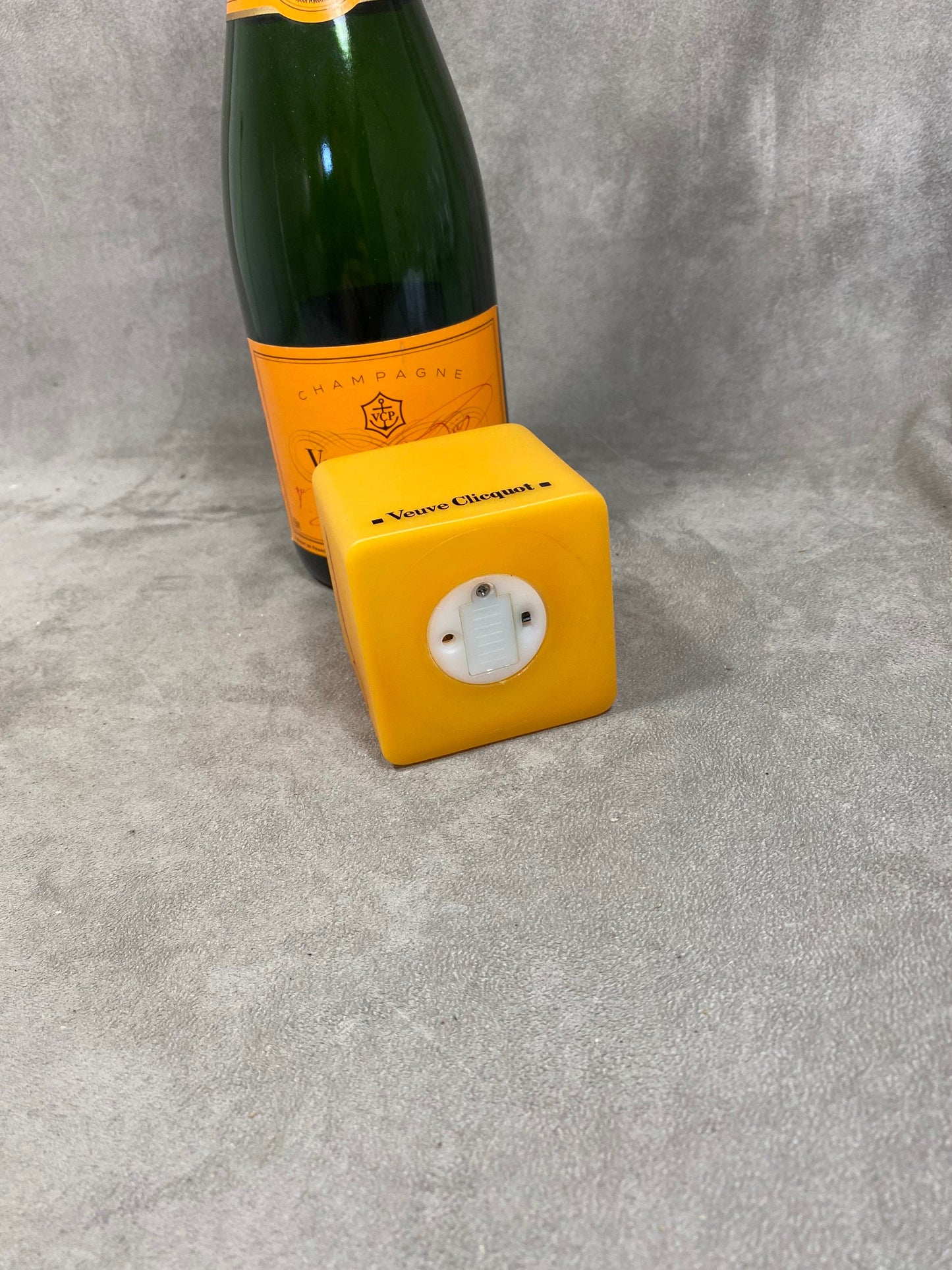 Lampe cube lumineux Veuve Clicquot Ponsardin spécial Halloween "Yelloween" Années 1990
