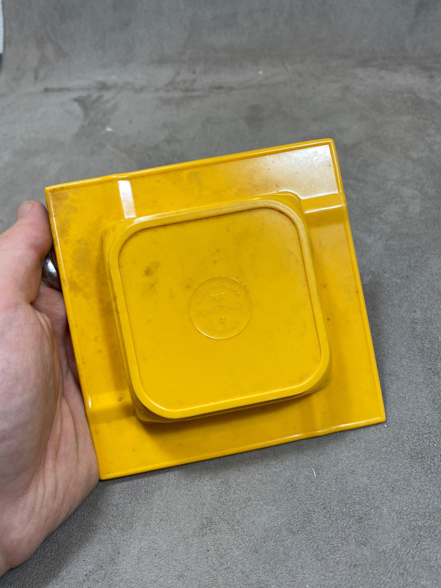 Hertz Vintage gelber Werbeaschenbecher aus Kunststoff Vintage 1980