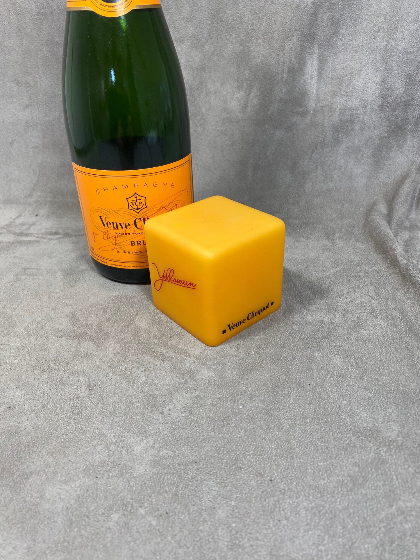 Lampe cube lumineux Veuve Clicquot Ponsardin spécial Halloween "Yelloween" Années 1990