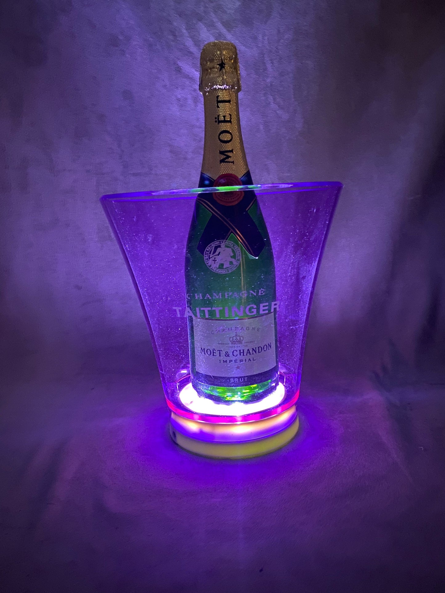 Seau à champagne Taittinger en plastique transparent violet lumineux vintage Made in france