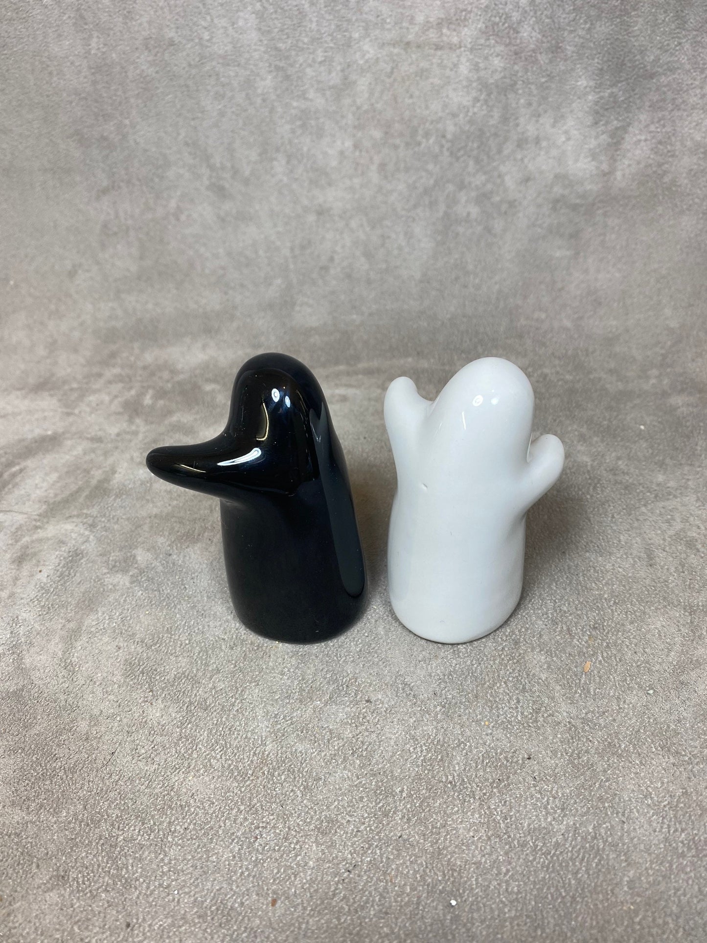 Salière et poivrier en céramique vintage "le couple qui s'enlace" noir et blanc