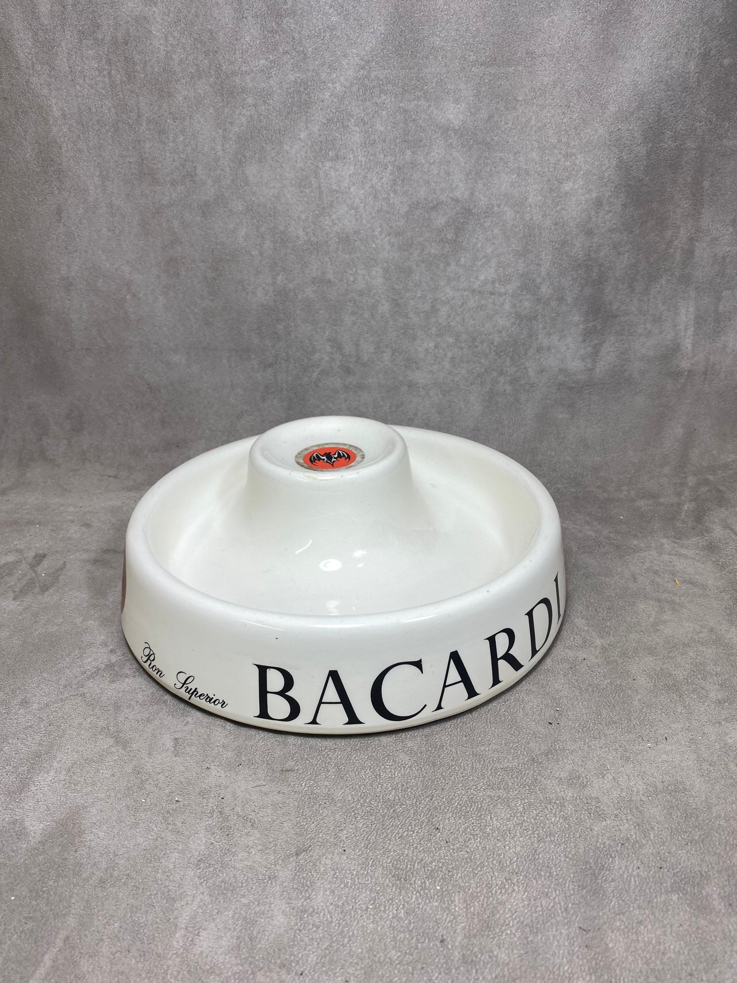 SELTENER XXL Bacardi Aschenbecher aus weißem Porzellan Made in France 1980er Jahre