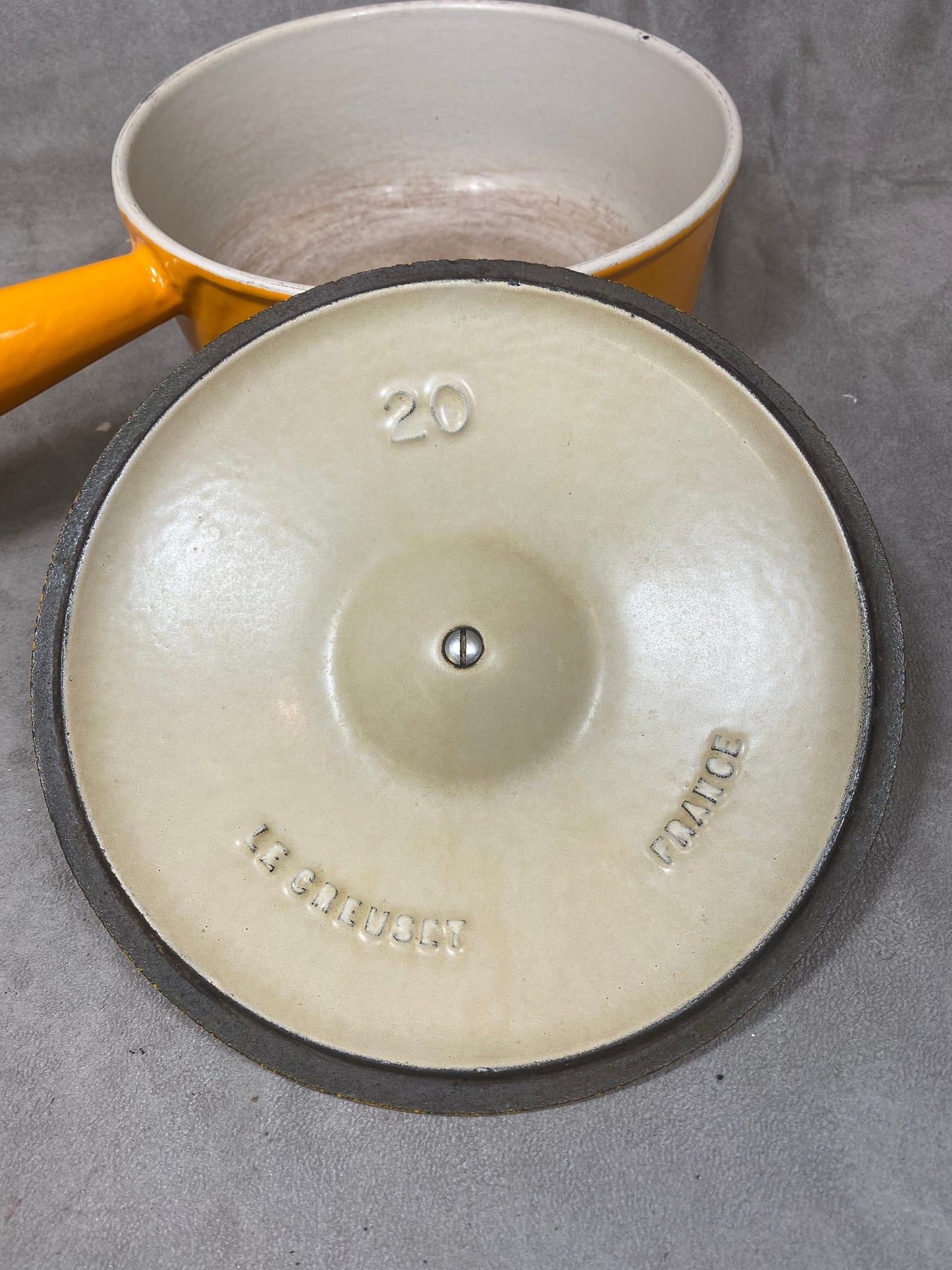 Caquelon Le Creuset coussance en fonte émaillée orange avec poignée vintage made in France