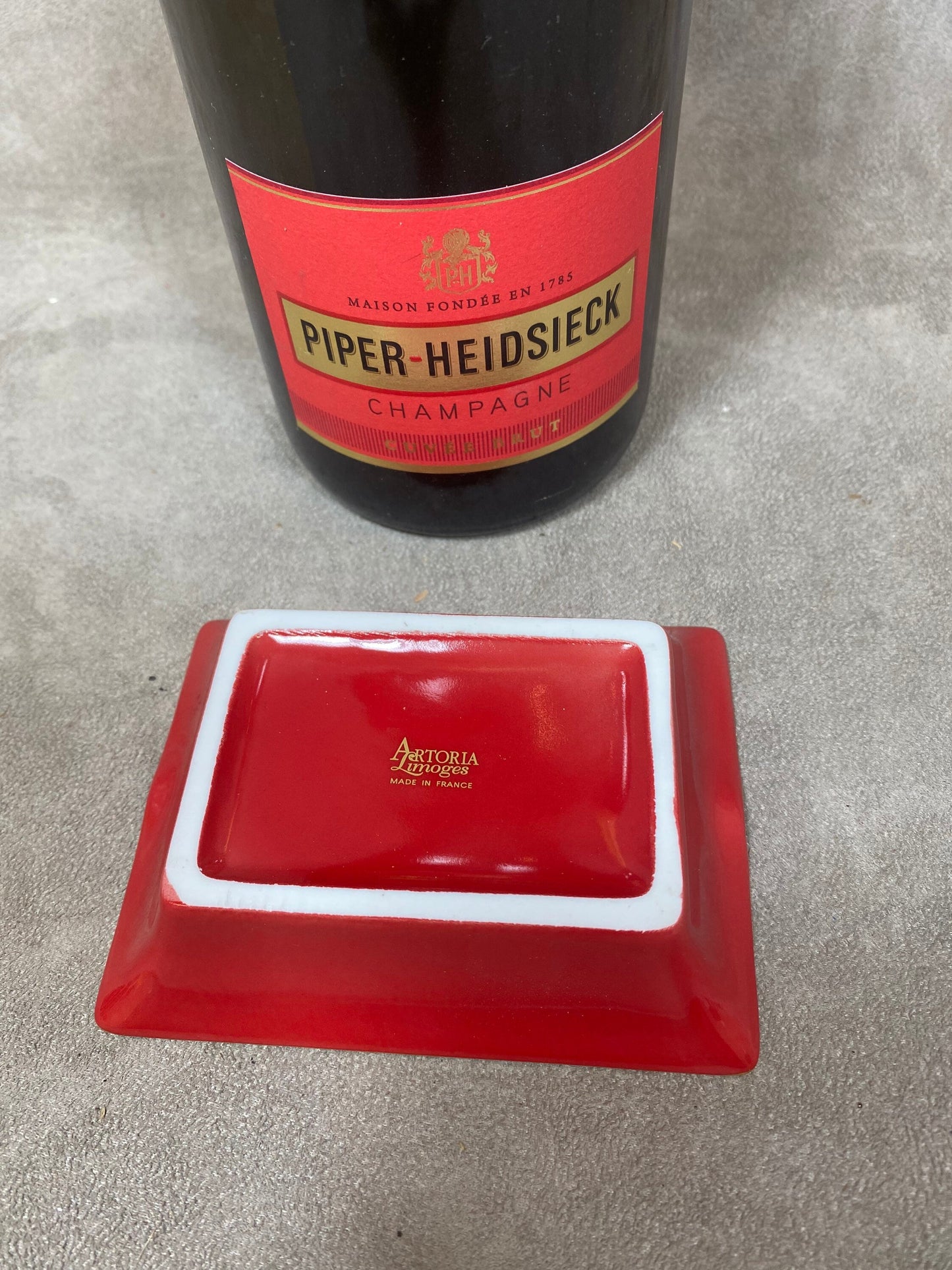 Piper-Heidsieck Champagner Aschenbecher Vintage Werbeartikel aus rotem Porzellan Champagne Reims Frankreich Vintage