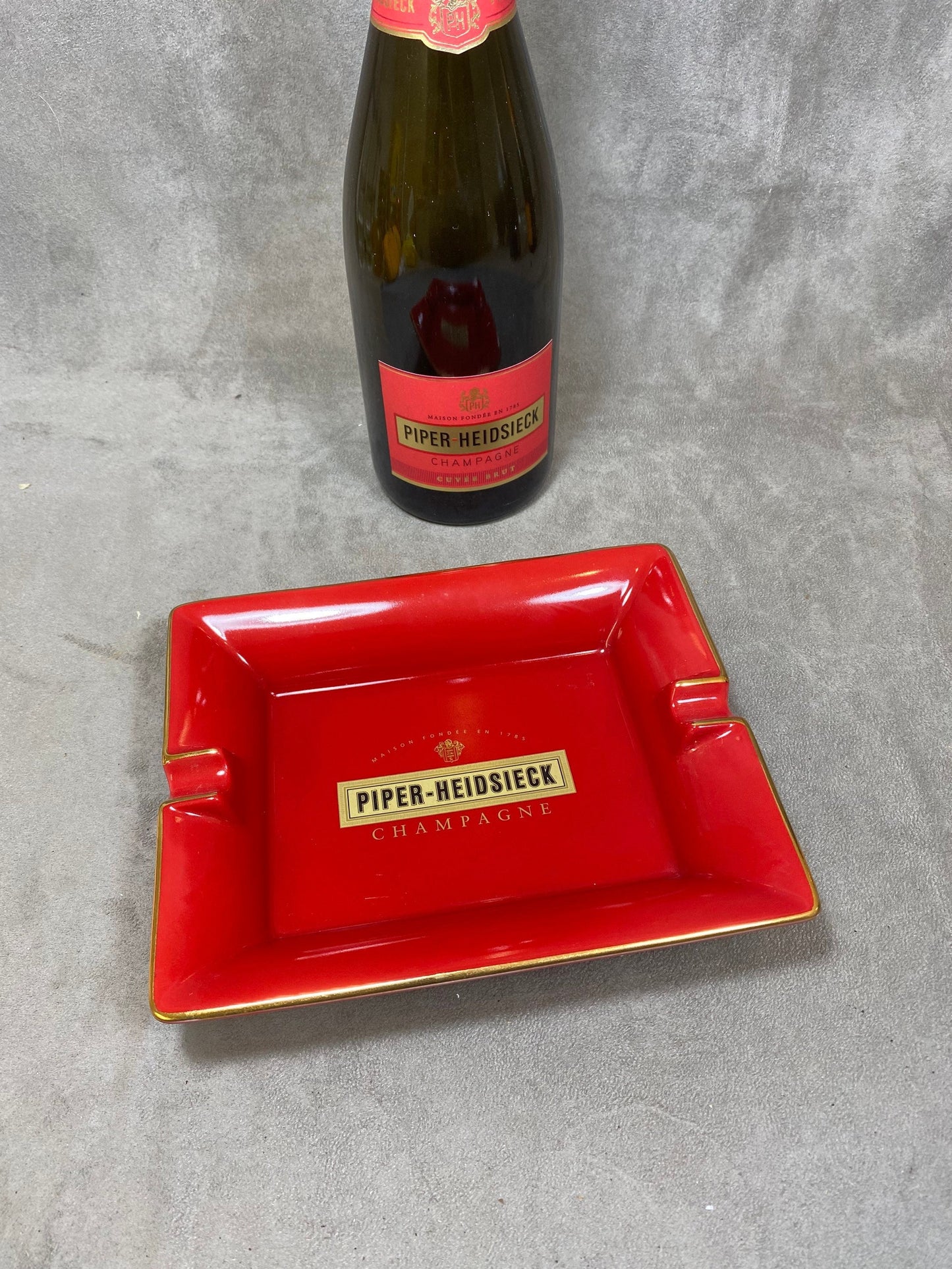 Cendrier XXL rouge champagne Piper-Heidsieck article publicitaire vintage en faïence Made in France Champagne Reims France vintage
