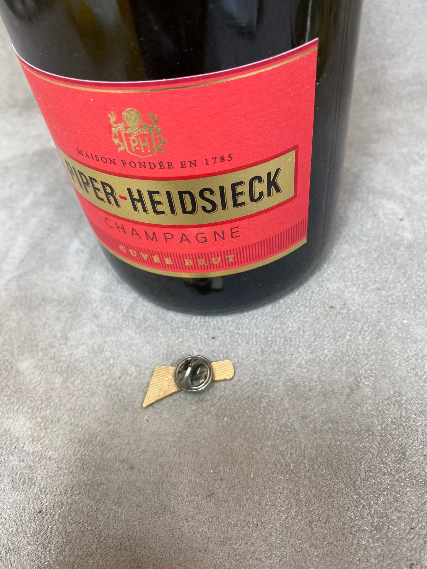 Pin's champagne Piper-Heidsieck vintage Made in France Années 1980