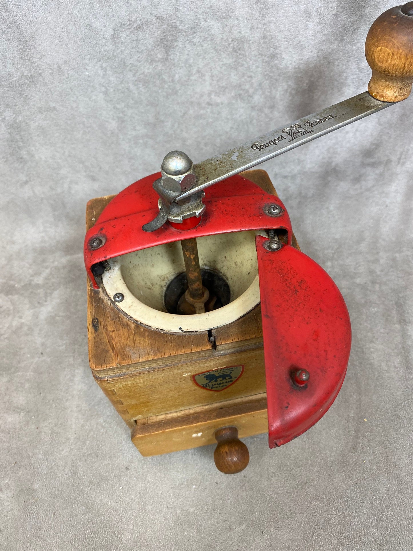 Peugeot Frères red sheet metal and wood coffee grinder EX model dated between 1947 and 1960 Shabby chic Made in France