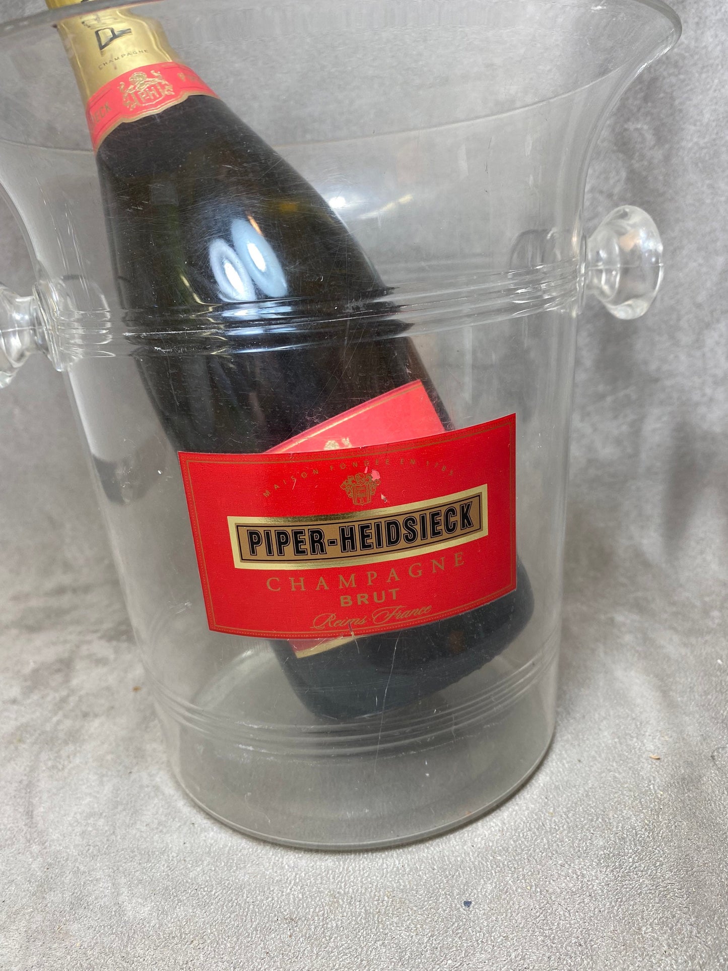 Seau à champagne en en plastique rouge transparent vintage Piper-Heidsieck Années 1980