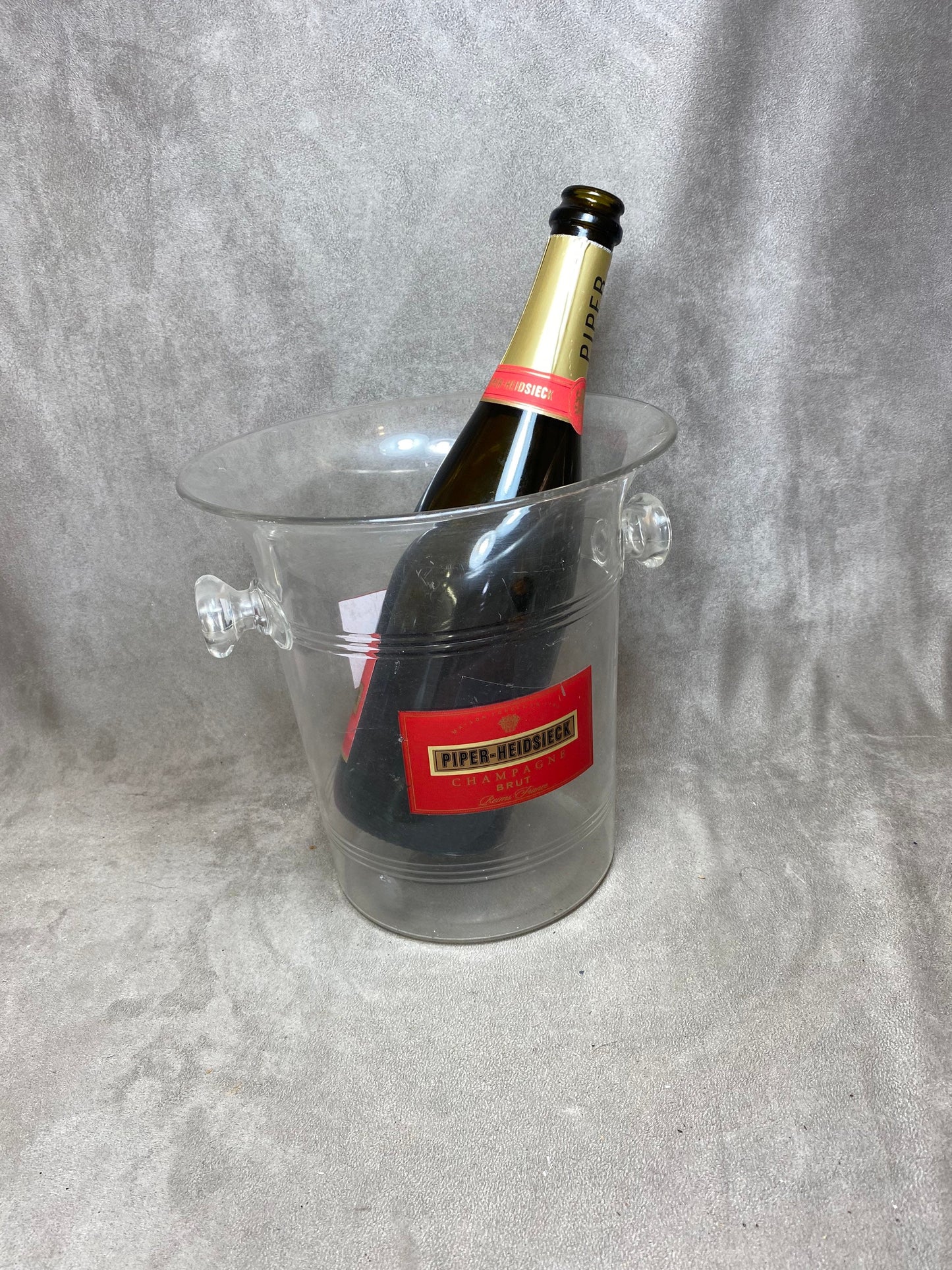 Seau à champagne en en plastique rouge transparent vintage Piper-Heidsieck Années 1980