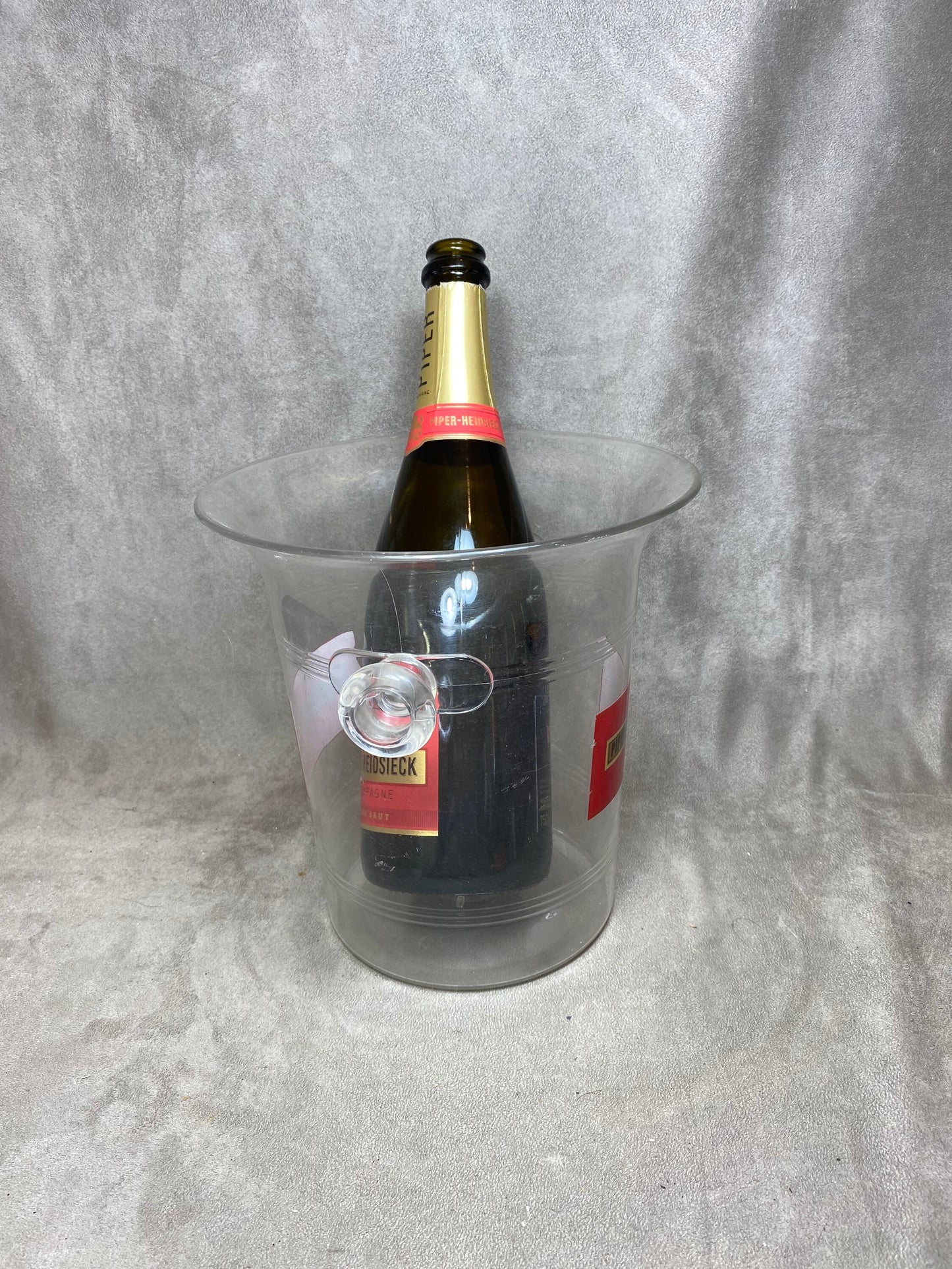 Seau à champagne en en plastique rouge transparent vintage Piper-Heidsieck Années 1980